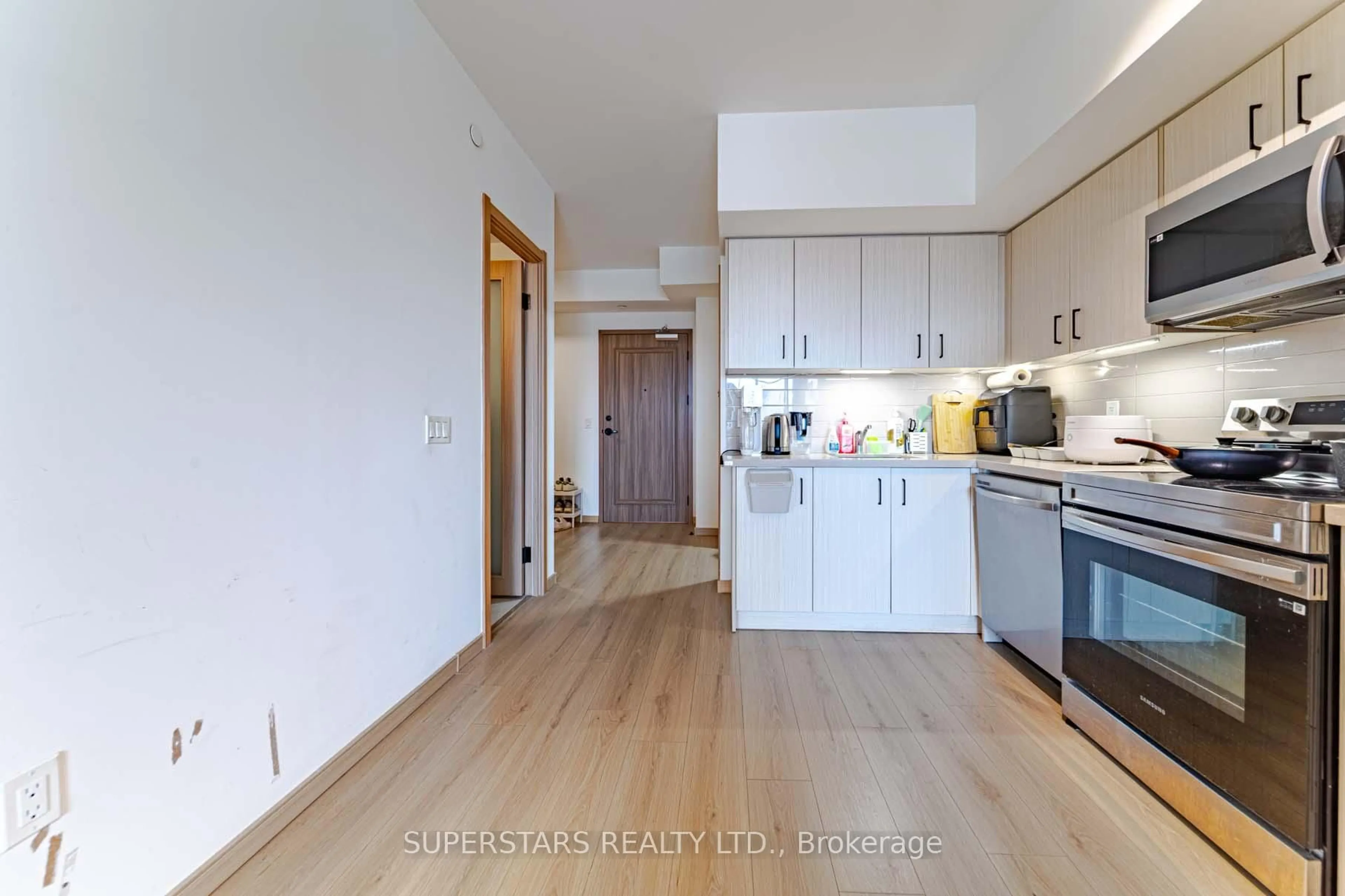 Open concept kitchen, wood/laminate floor for 3421 Sheppard Ave #516, Toronto Ontario M1T 0C1