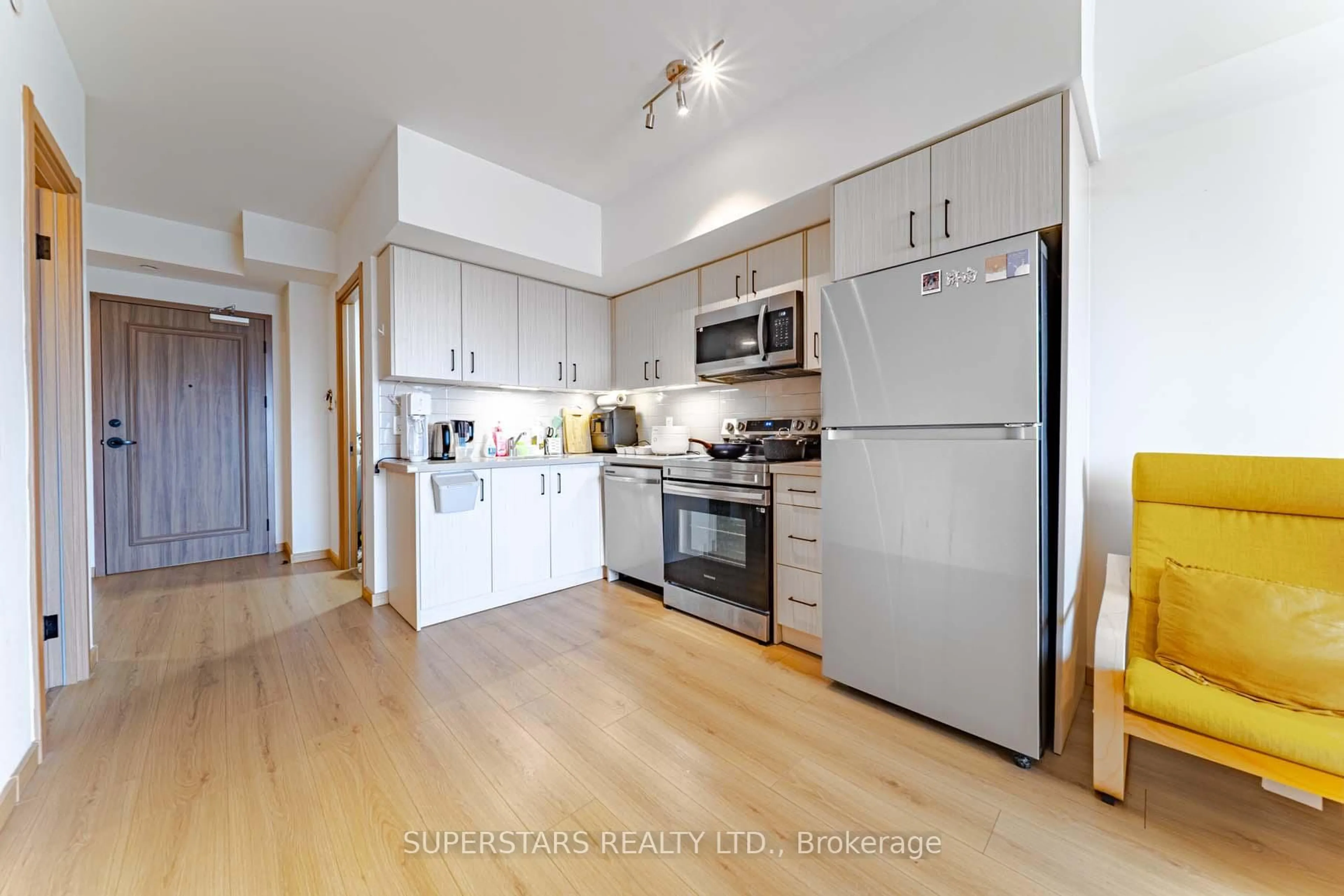 Standard kitchen, wood/laminate floor for 3421 Sheppard Ave #516, Toronto Ontario M1T 0C1