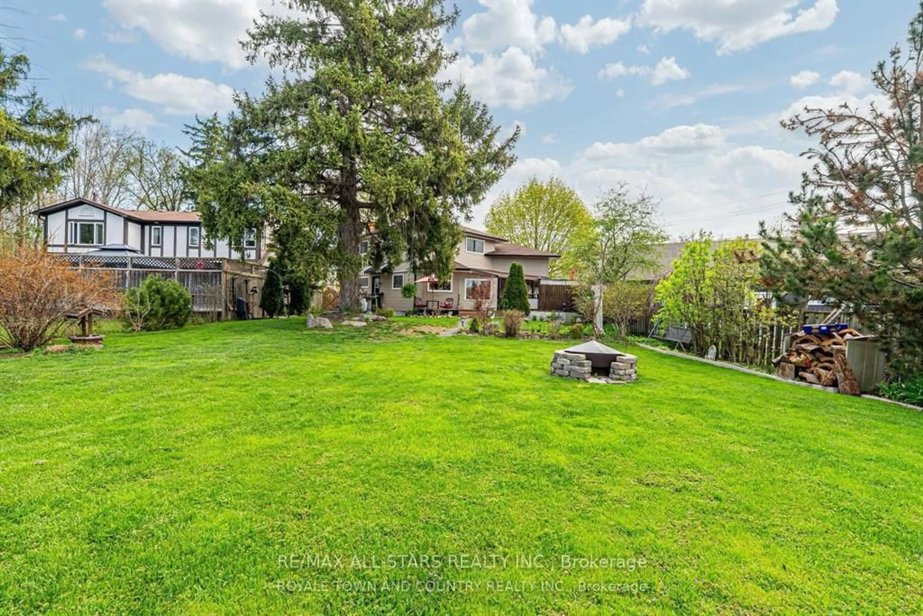 A pic from outside/outdoor area/front of a property/back of a property/a pic from drone, unknown for 5090 Baldwin St, Whitby Ontario L1M 1T3