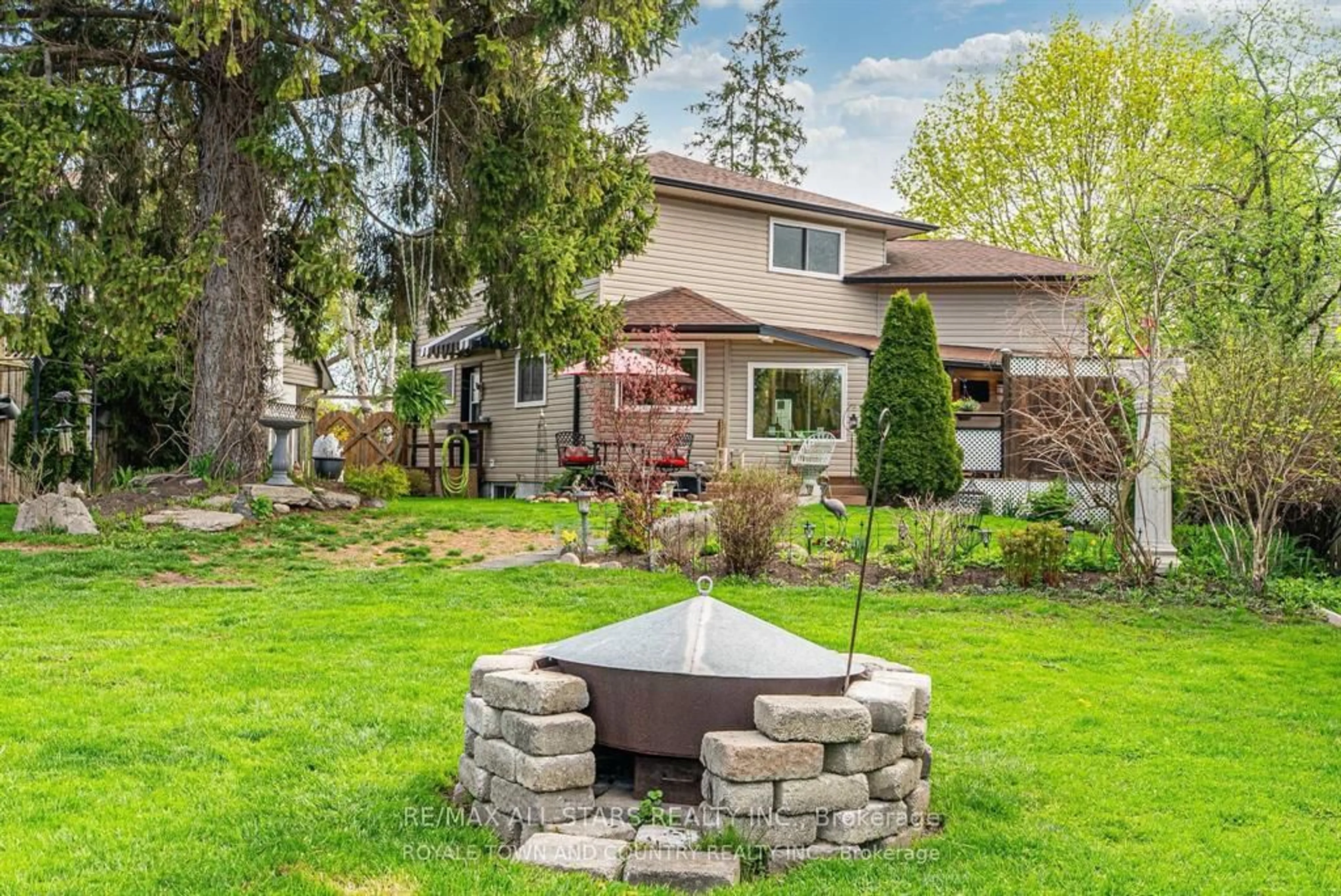 Patio, street for 5090 Baldwin St, Whitby Ontario L1M 1T3