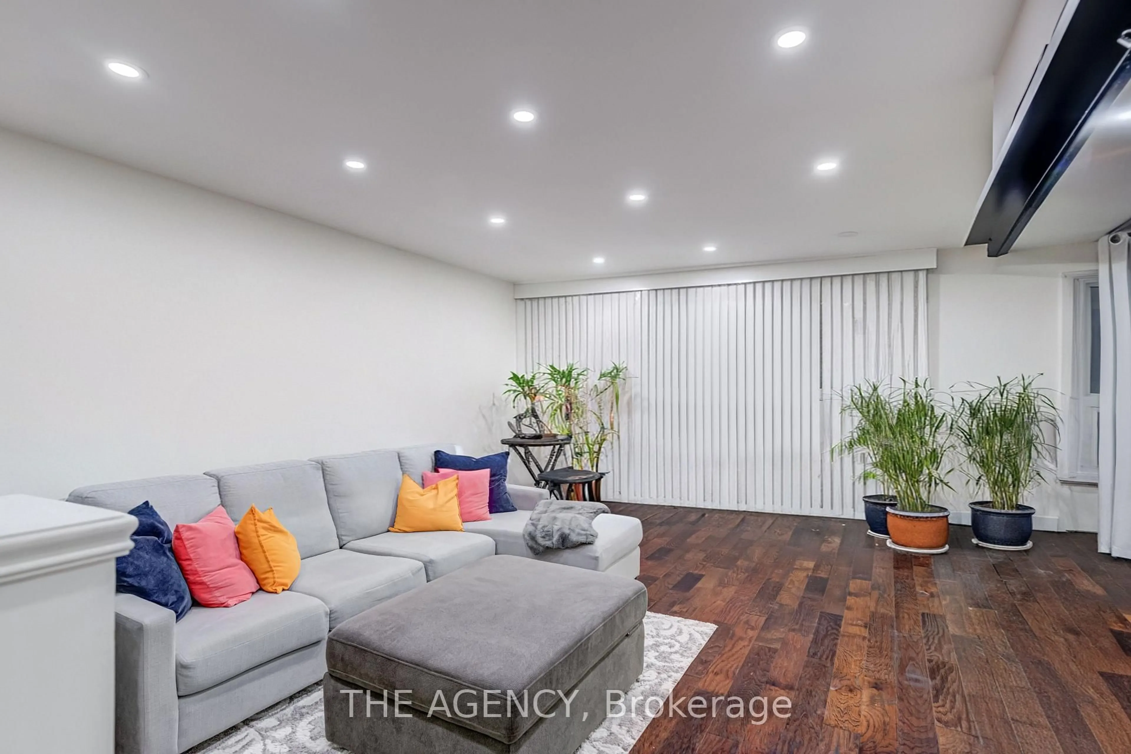 Living room with furniture, wood/laminate floor for 513 Alder Crt, Pickering Ontario L1V 4T2