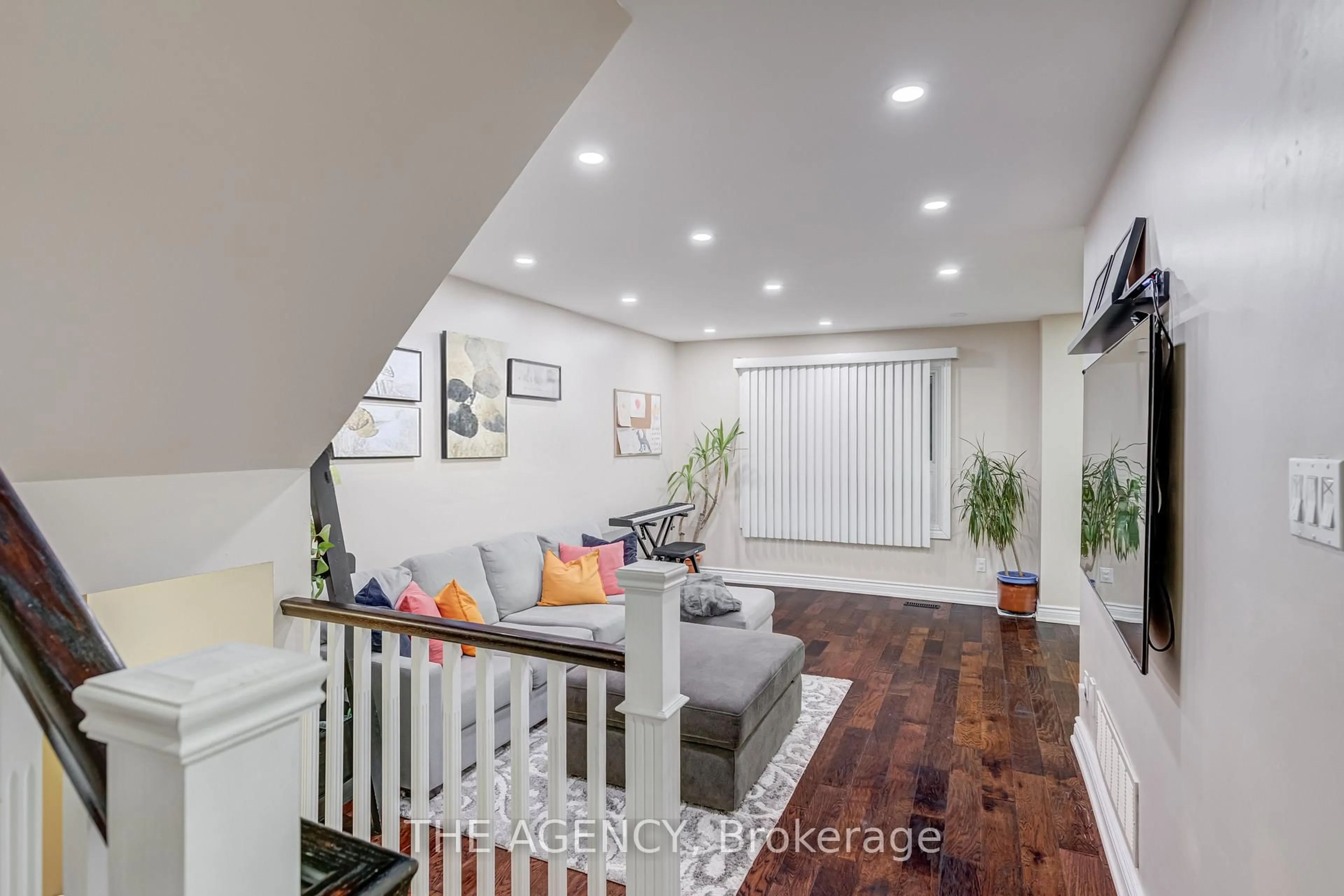 Living room with furniture, wood/laminate floor for 513 Alder Crt, Pickering Ontario L1V 4T2