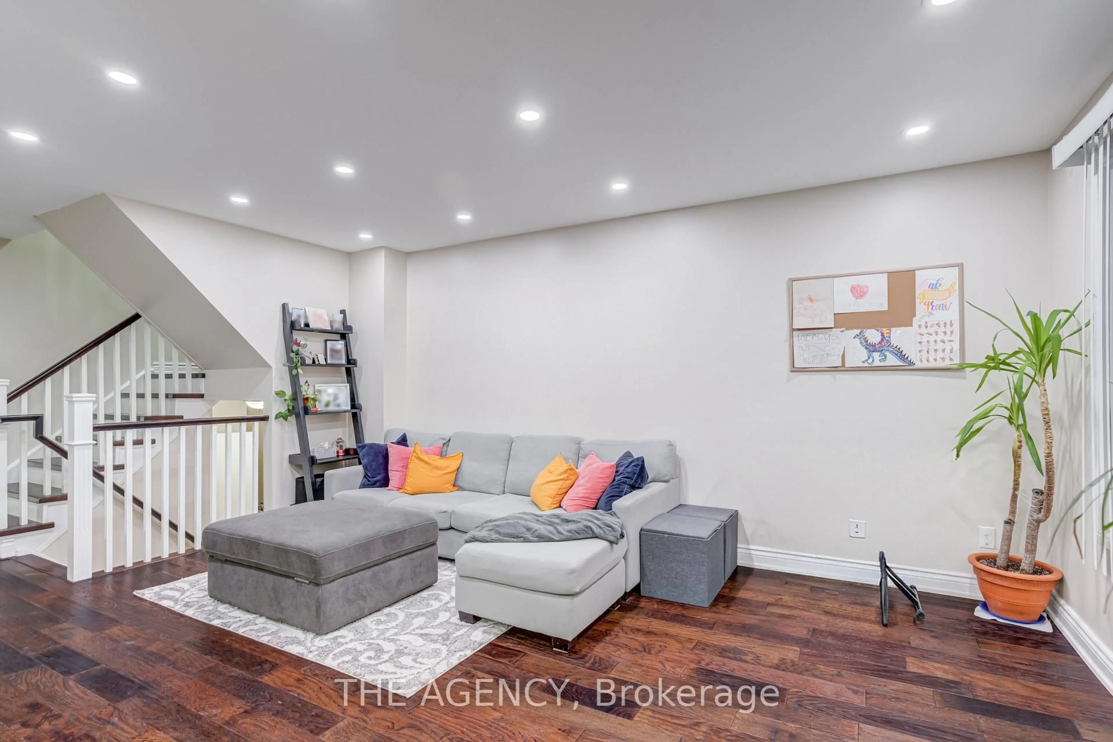 Living room with furniture, unknown for 513 Alder Crt, Pickering Ontario L1V 4T2