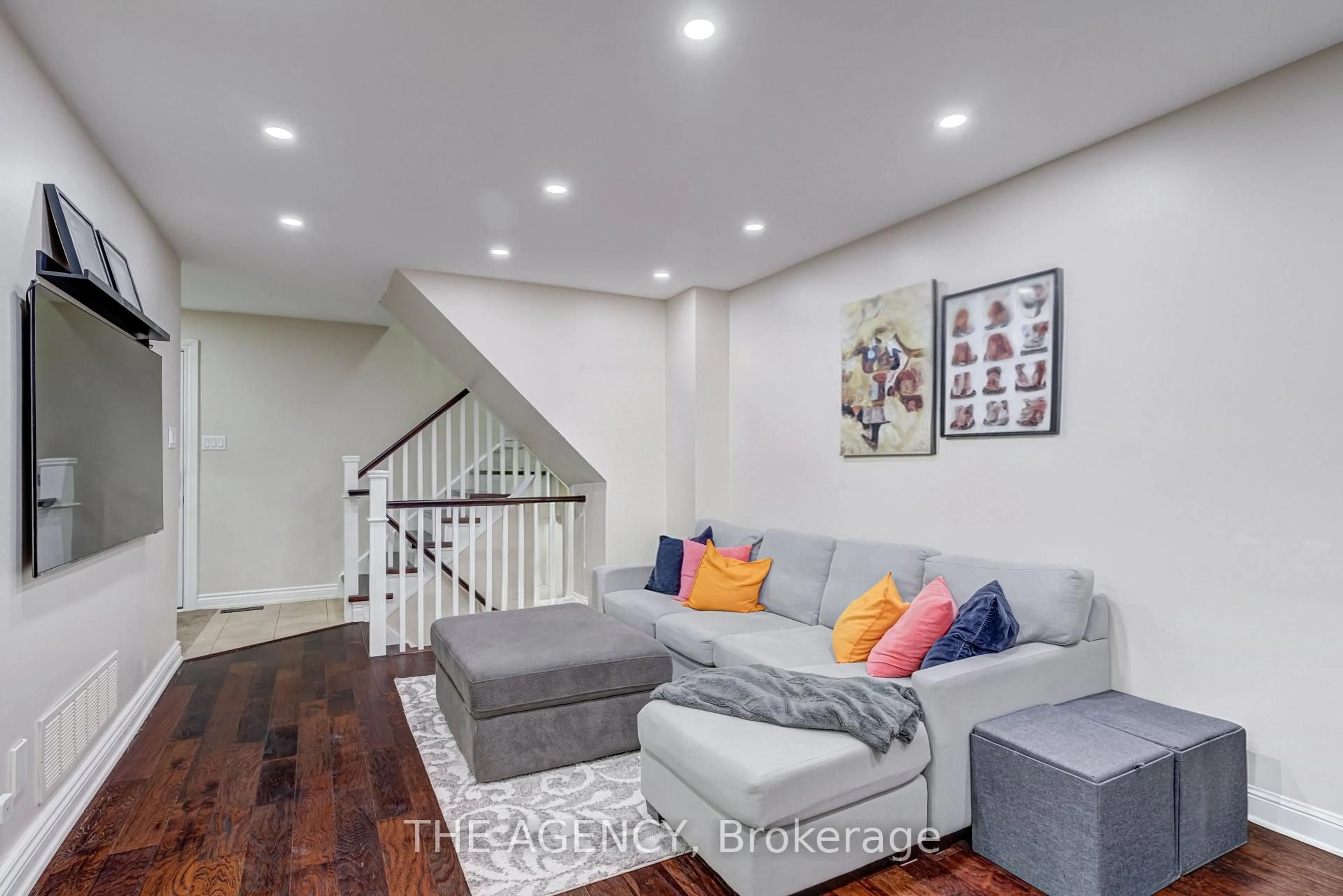 Living room with furniture, unknown for 513 Alder Crt, Pickering Ontario L1V 4T2