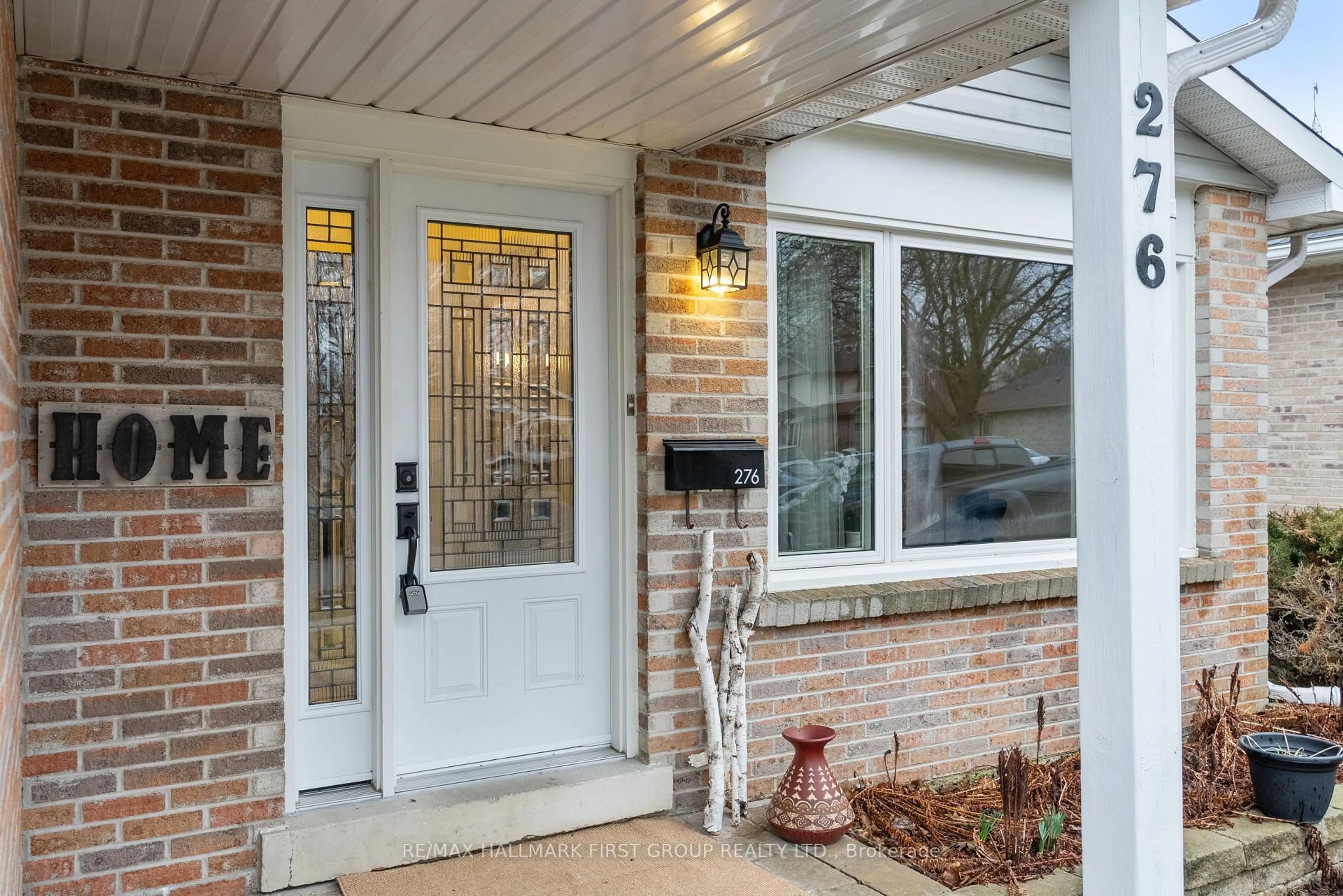 Indoor entryway for 276 Limerick St, Oshawa Ontario L1J 6K9