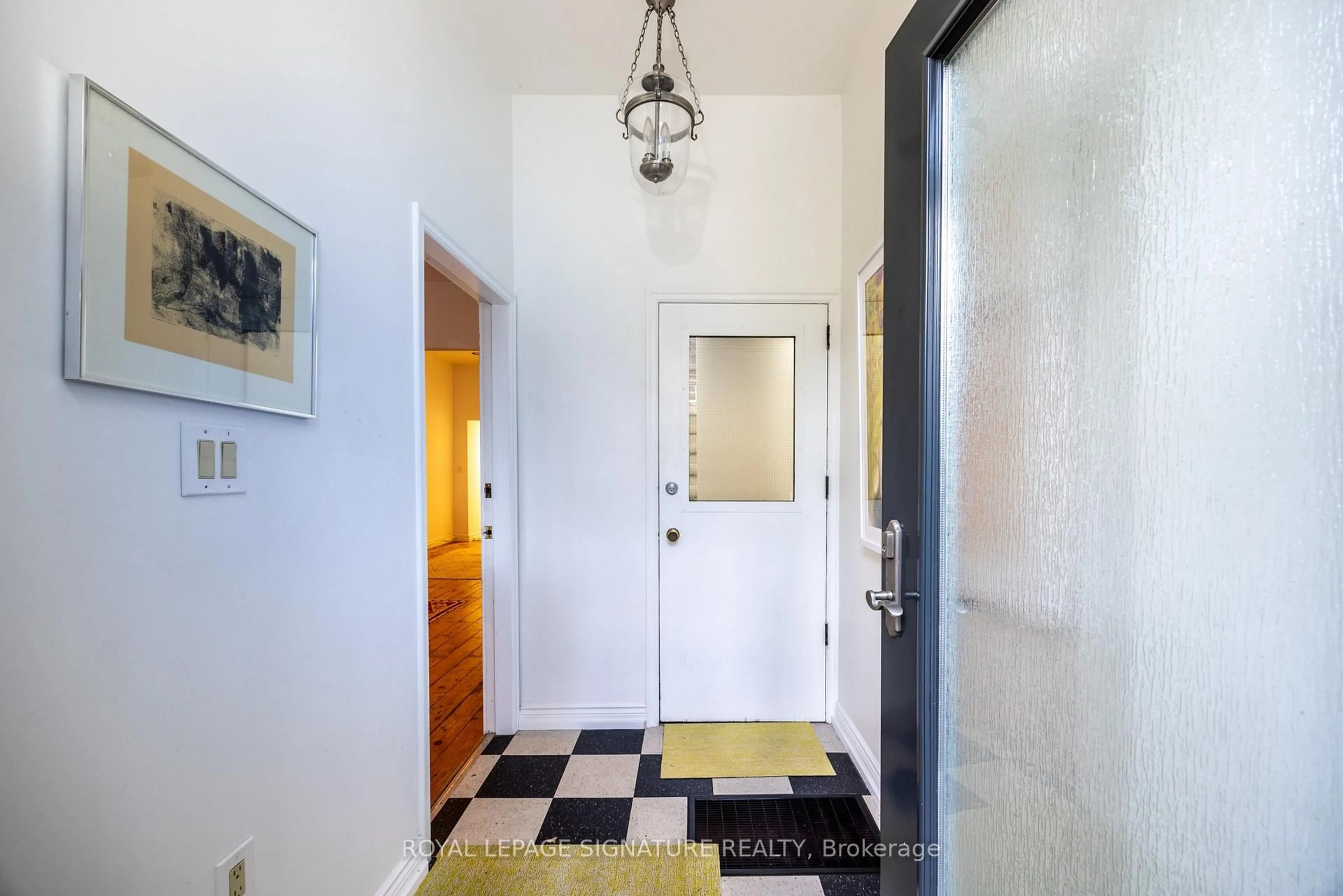 Indoor entryway for 71 Hamilton St, Toronto Ontario M4M 2C7