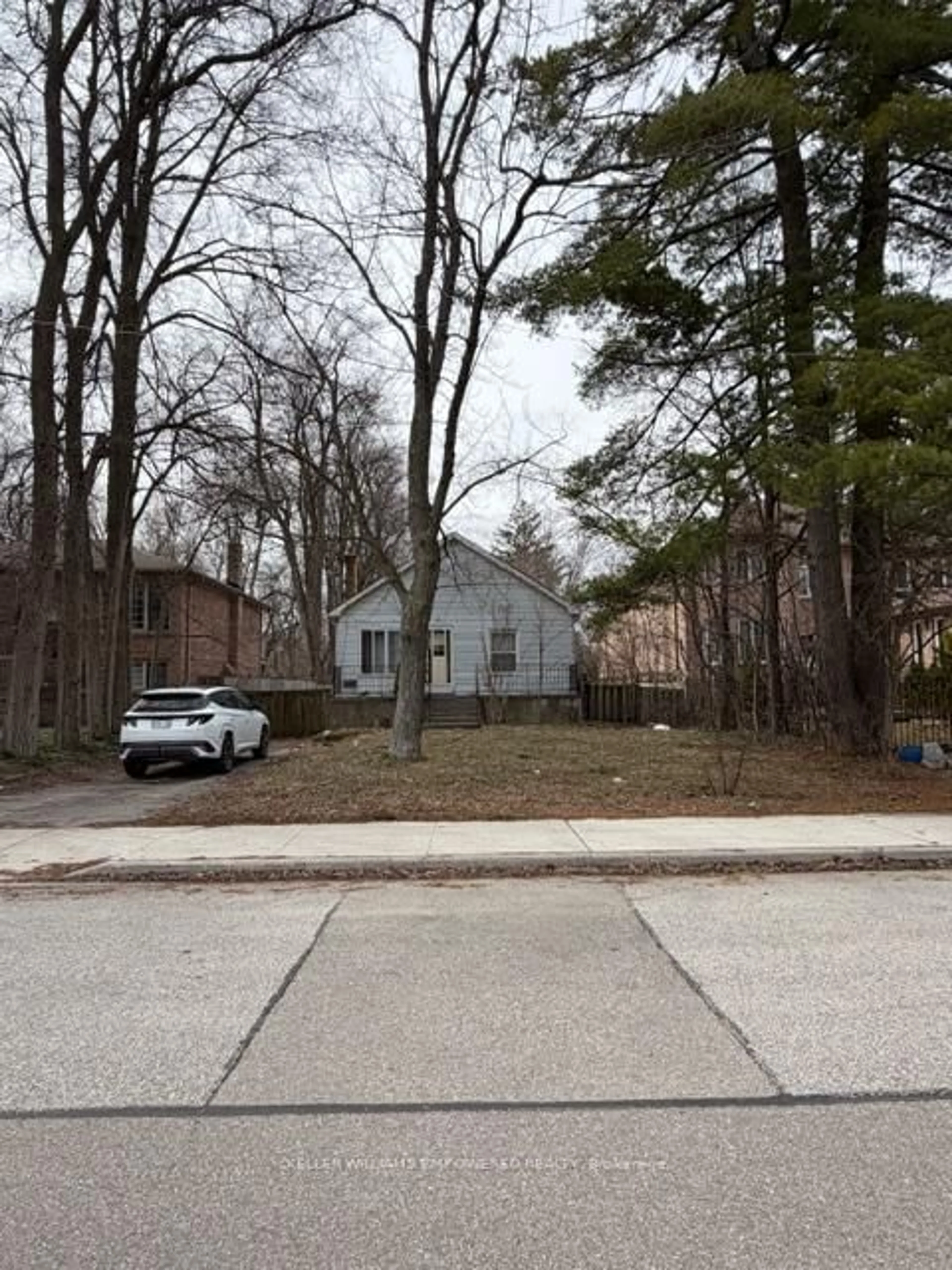 A pic from outside/outdoor area/front of a property/back of a property/a pic from drone, street for 38 Bobmar Rd, Toronto Ontario M1C 1C9