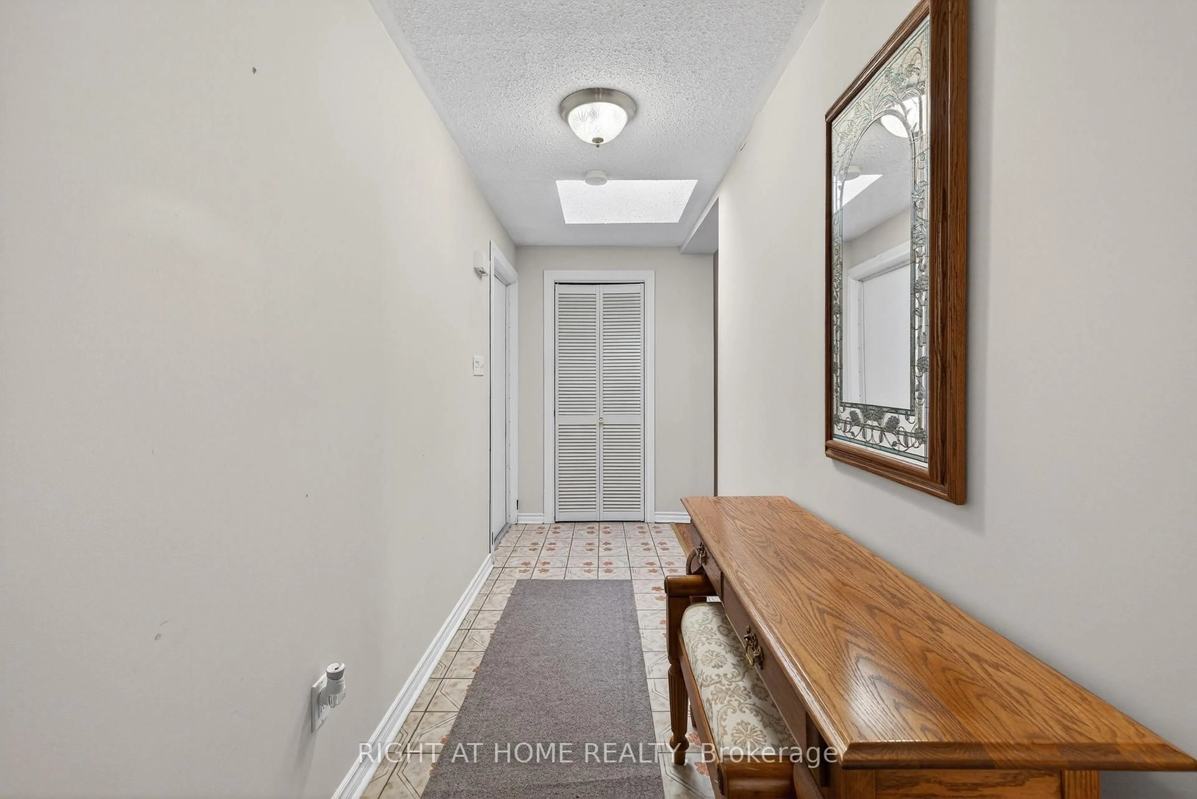 Indoor entryway for 71 Banmoor Blvd, Toronto Ontario M1J 2Z4