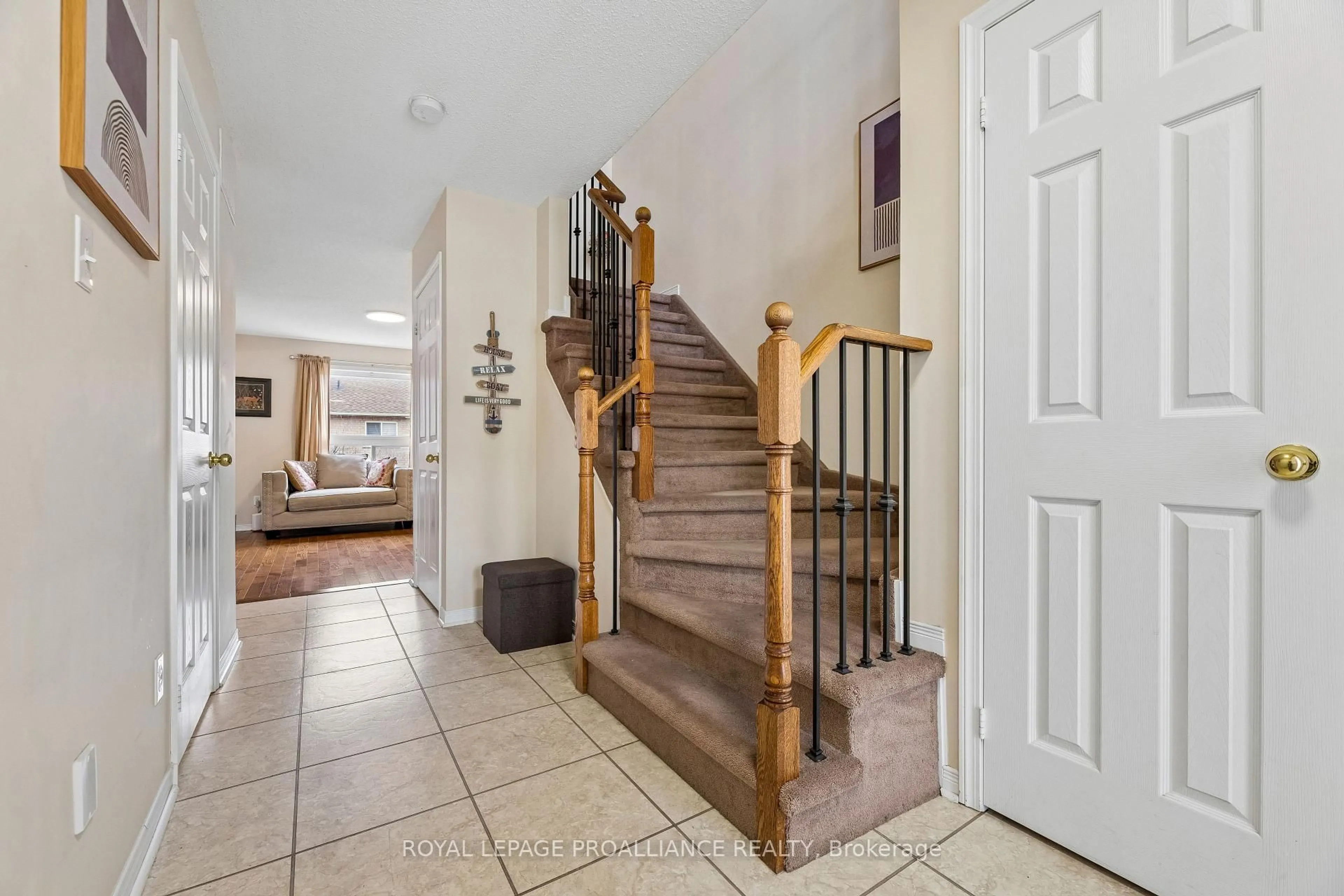 Indoor foyer for 1119 Ormond Dr #61, Oshawa Ontario L1K 0K5