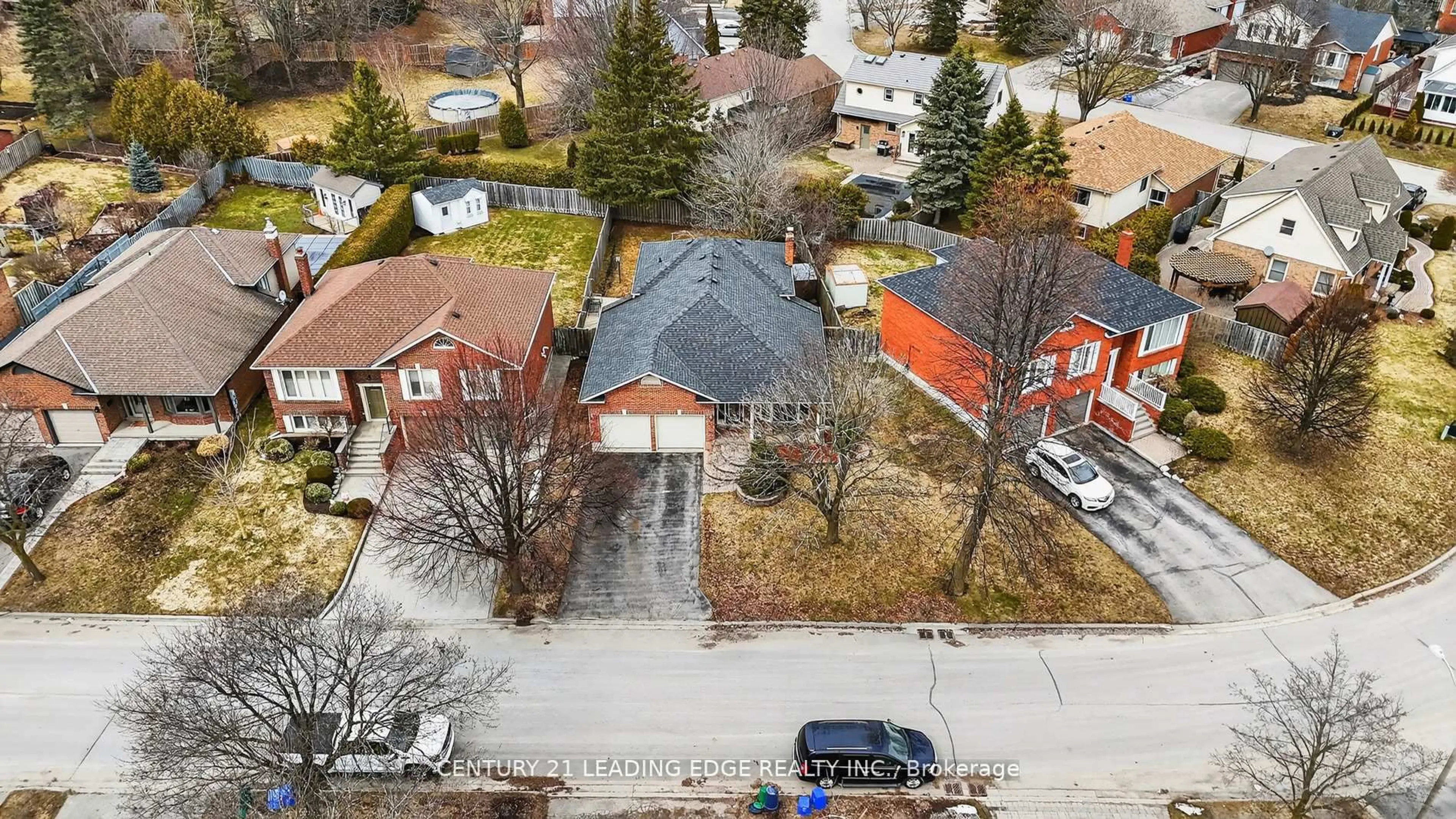 A pic from outside/outdoor area/front of a property/back of a property/a pic from drone, street for 14 Valleycrest Dr, Clarington Ontario L1E 1J1