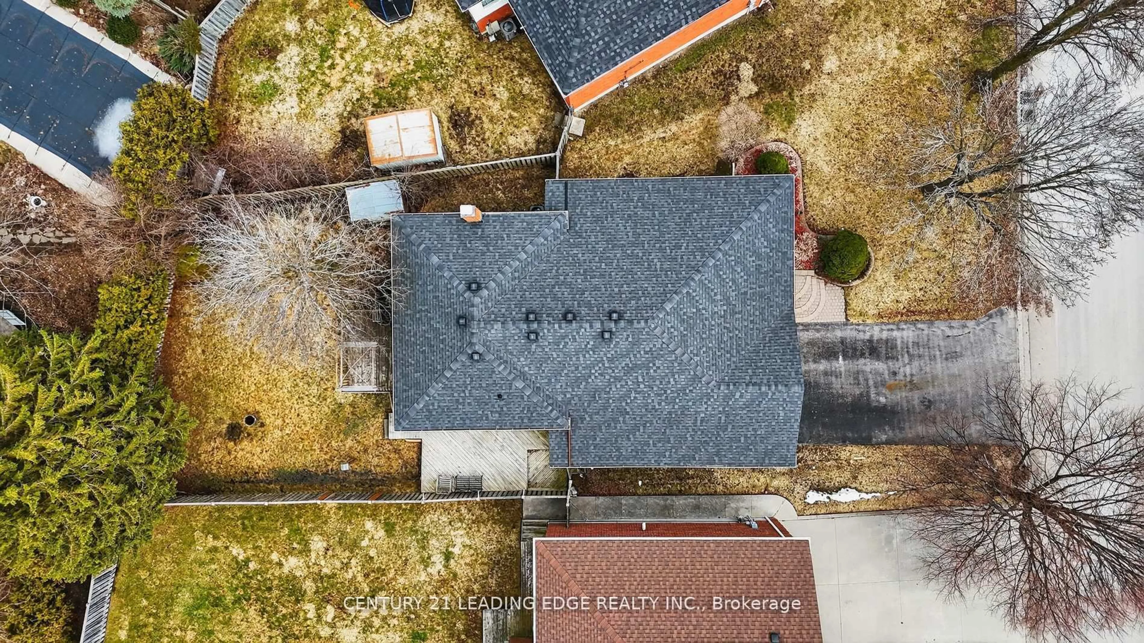 A pic from outside/outdoor area/front of a property/back of a property/a pic from drone, building for 14 Valleycrest Dr, Clarington Ontario L1E 1J1