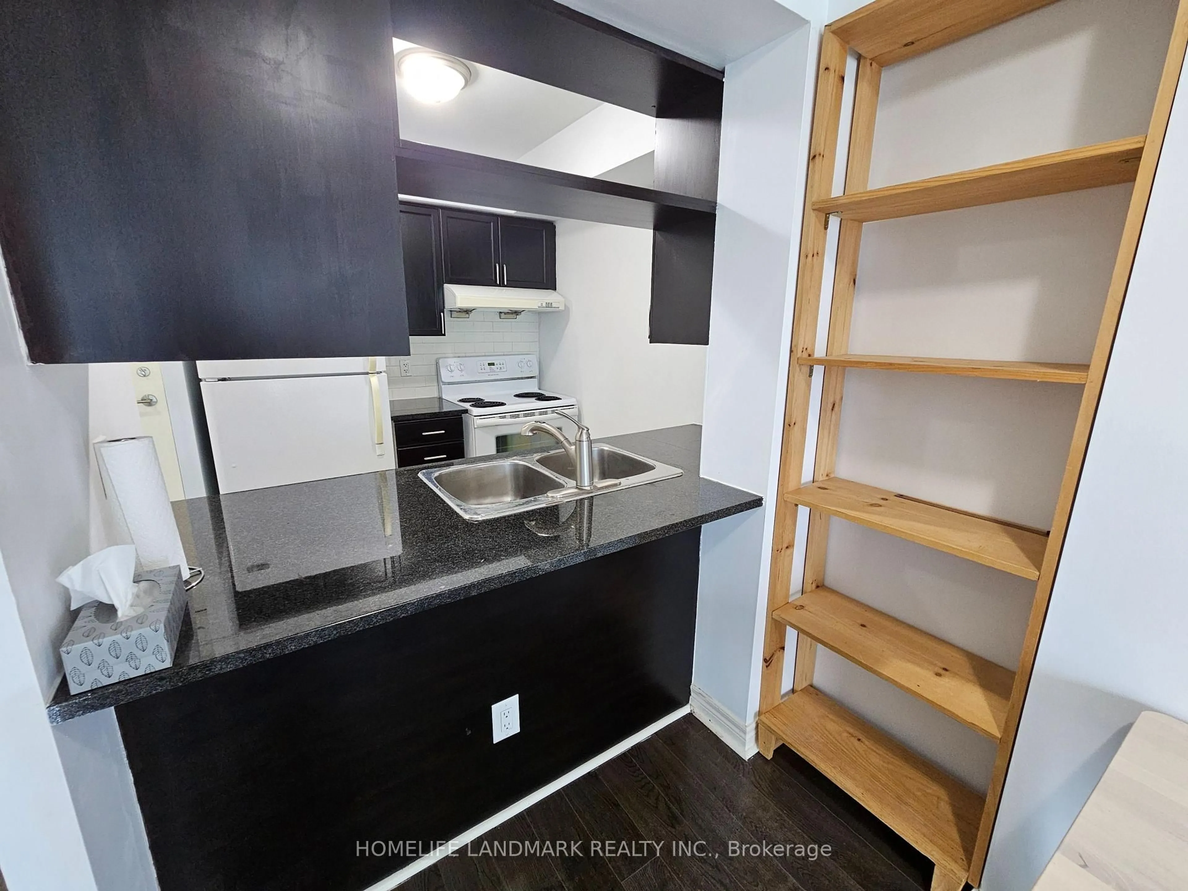 Standard kitchen, unknown for 70 Town Centre Crt ## 1705, Toronto Ontario M1P 4Y7