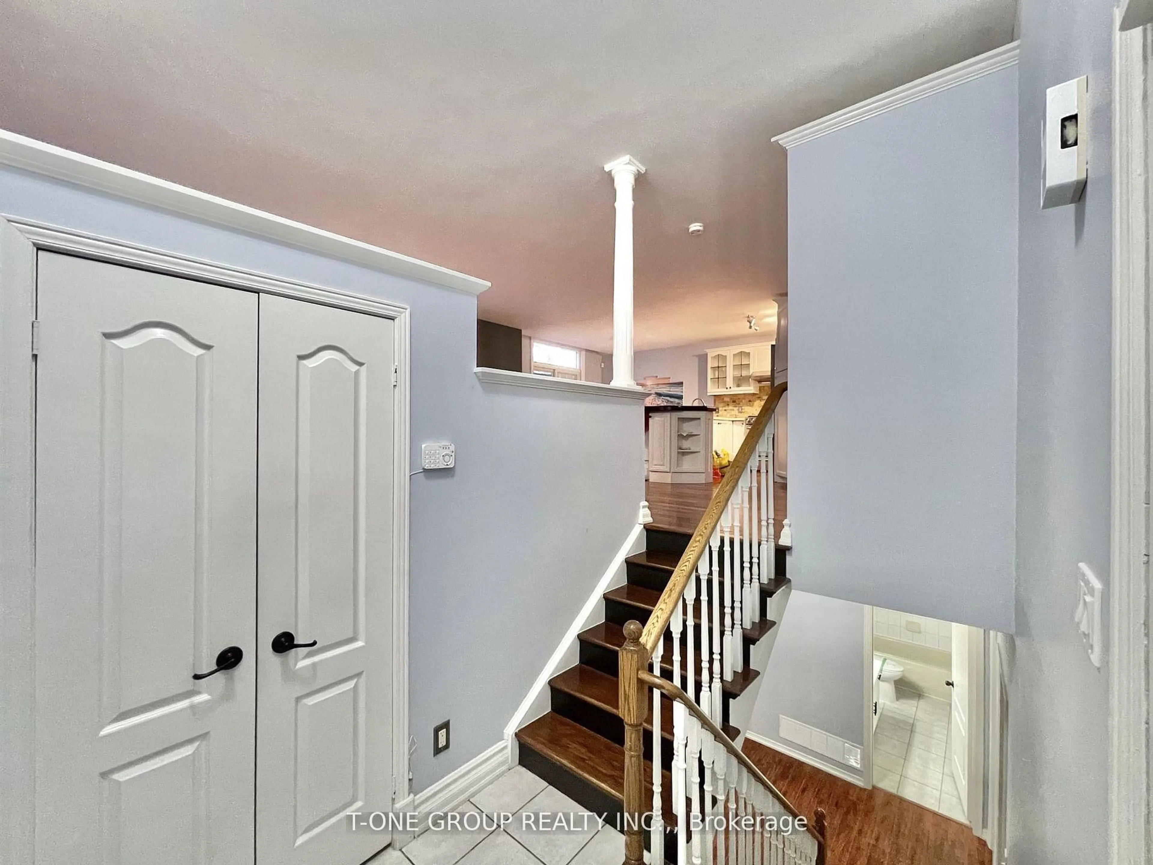 Indoor entryway for 507 Dunlop St, Whitby Ontario L1N 1V3