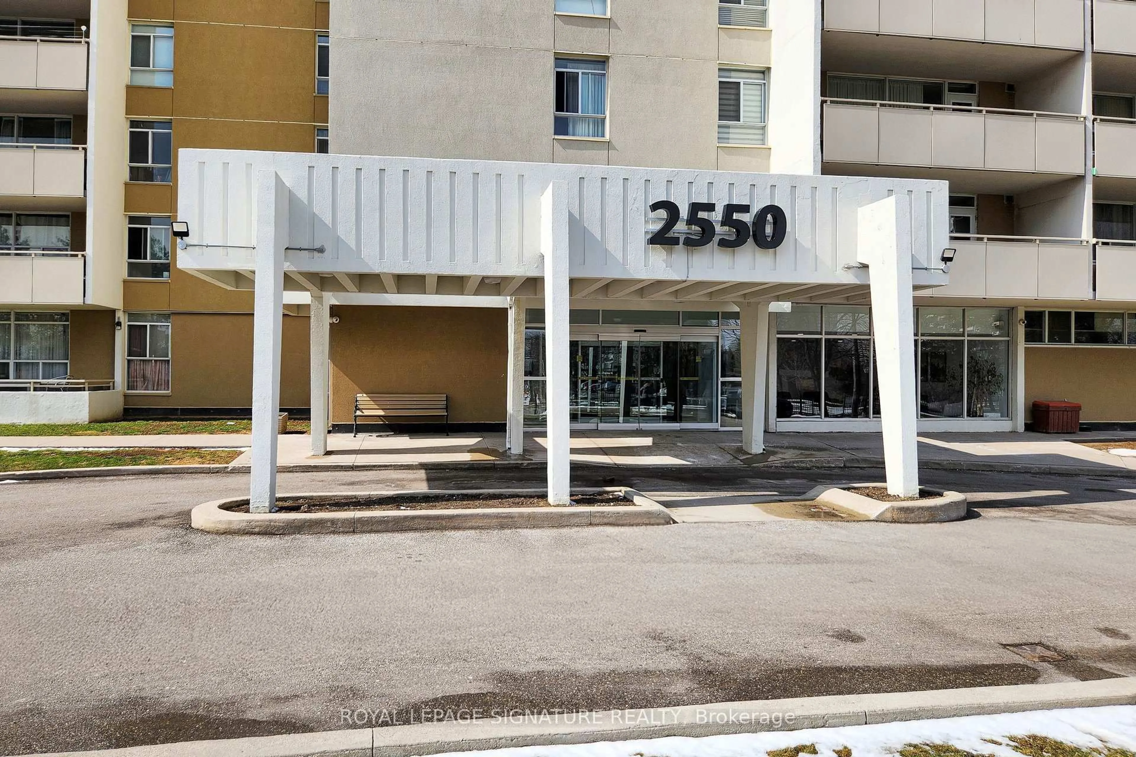 Indoor foyer for 2550 Pharmacy Ave #703, Toronto Ontario M1W 1H9