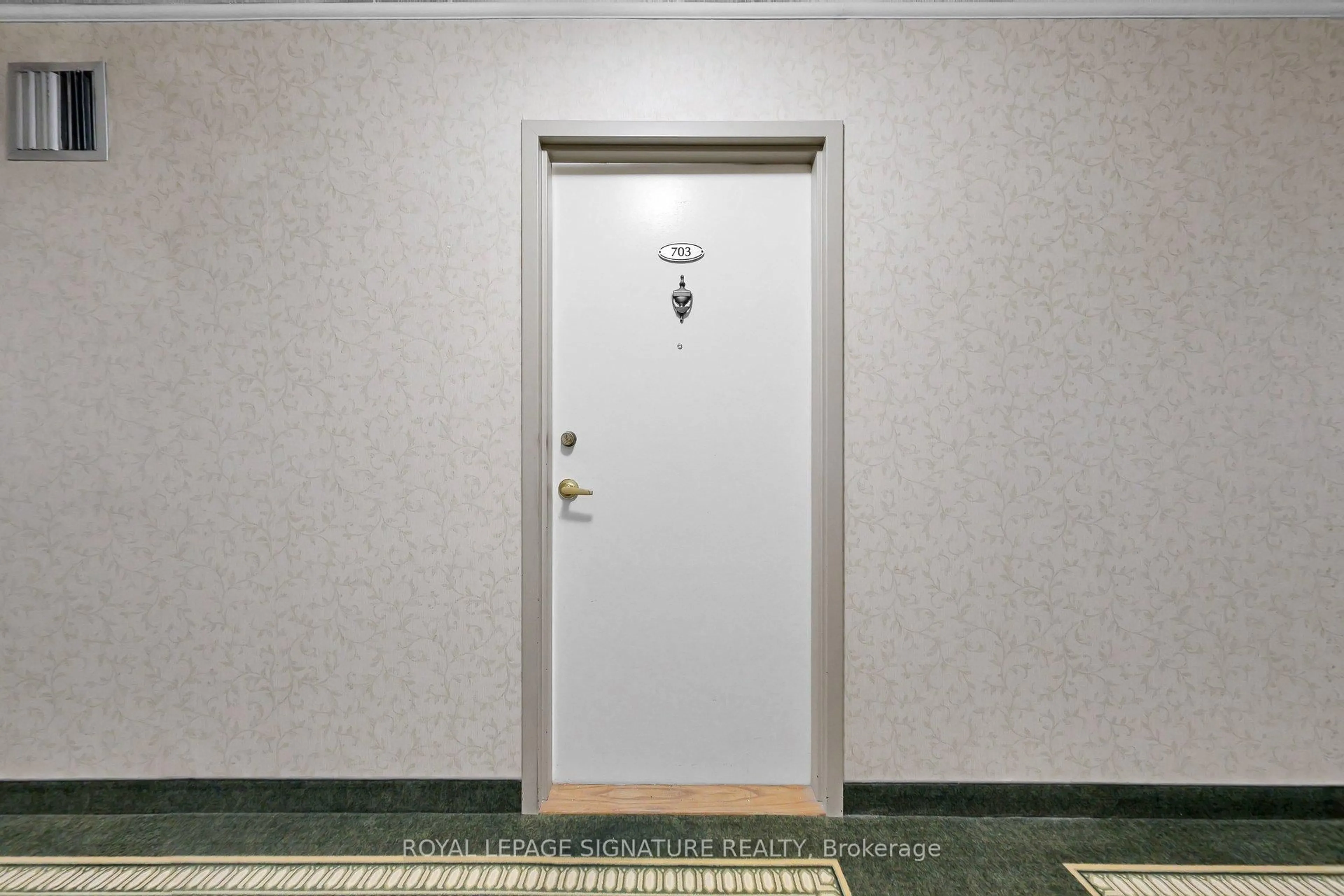 Indoor foyer for 2550 Pharmacy Ave #703, Toronto Ontario M1W 1H9