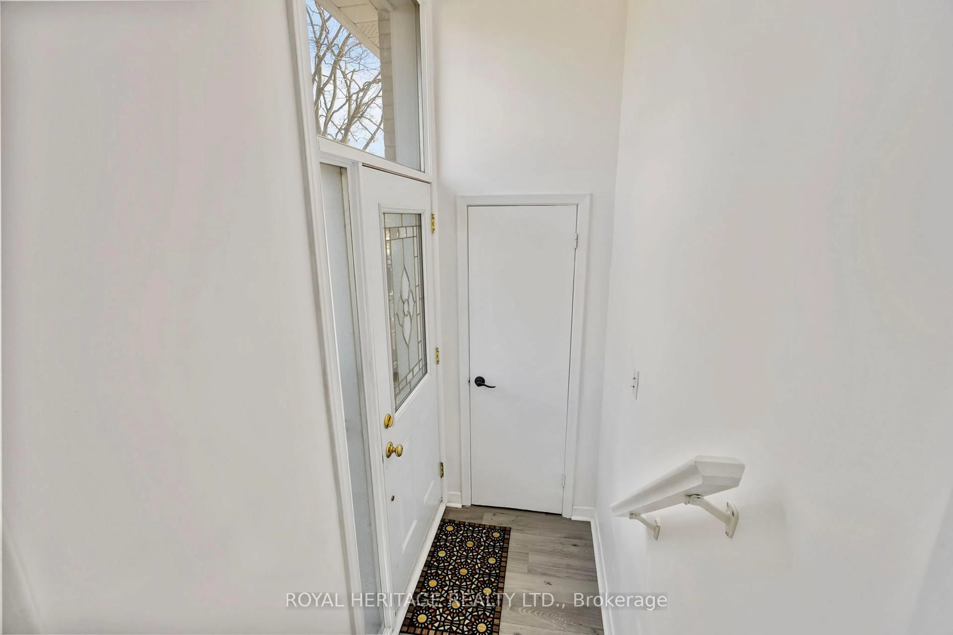 Indoor entryway for 121 Tulloch Dr, Ajax Ontario L1S 2S7