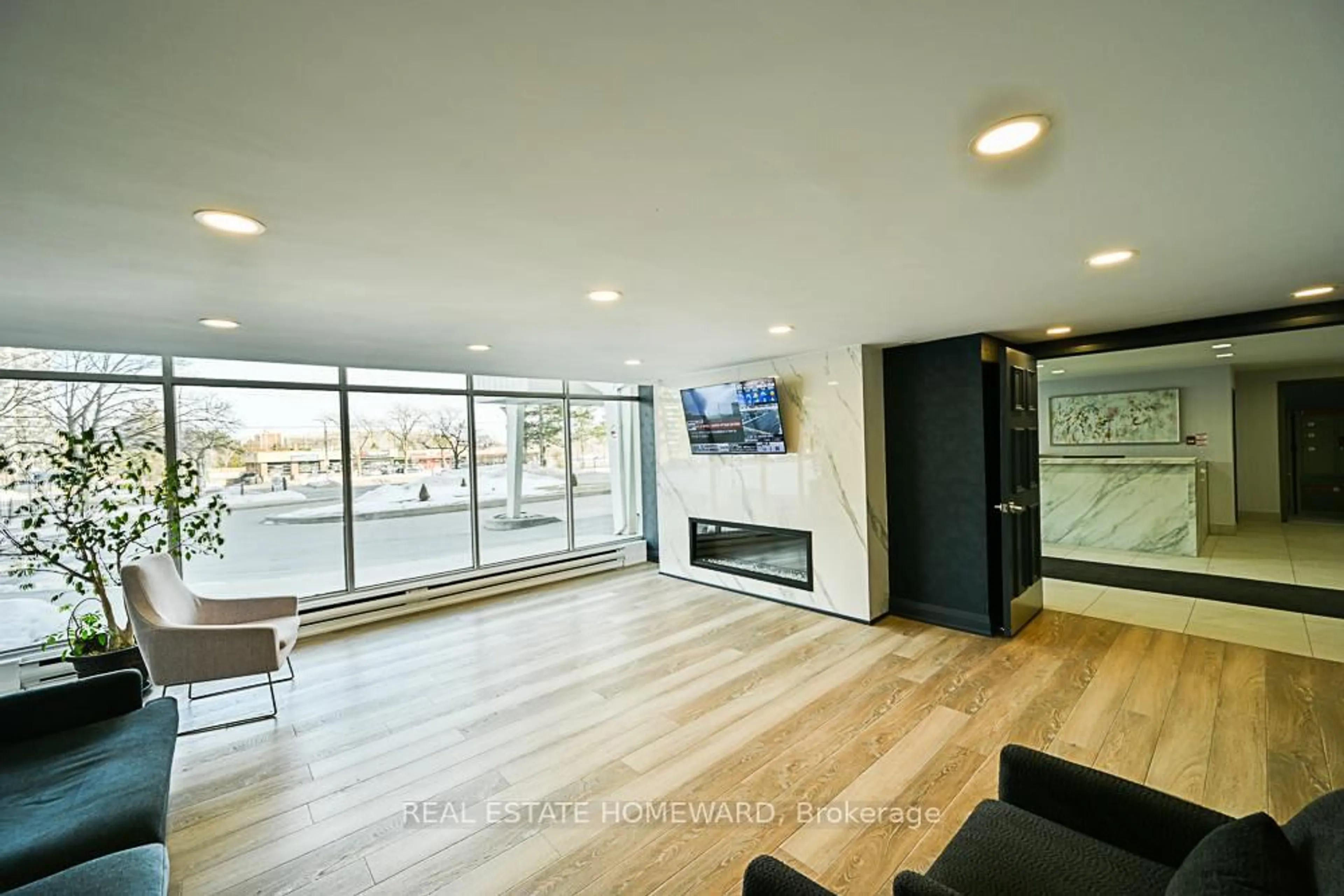 Indoor foyer for 2550 Pharmacy Ave #1015, Toronto Ontario M1W 1H9