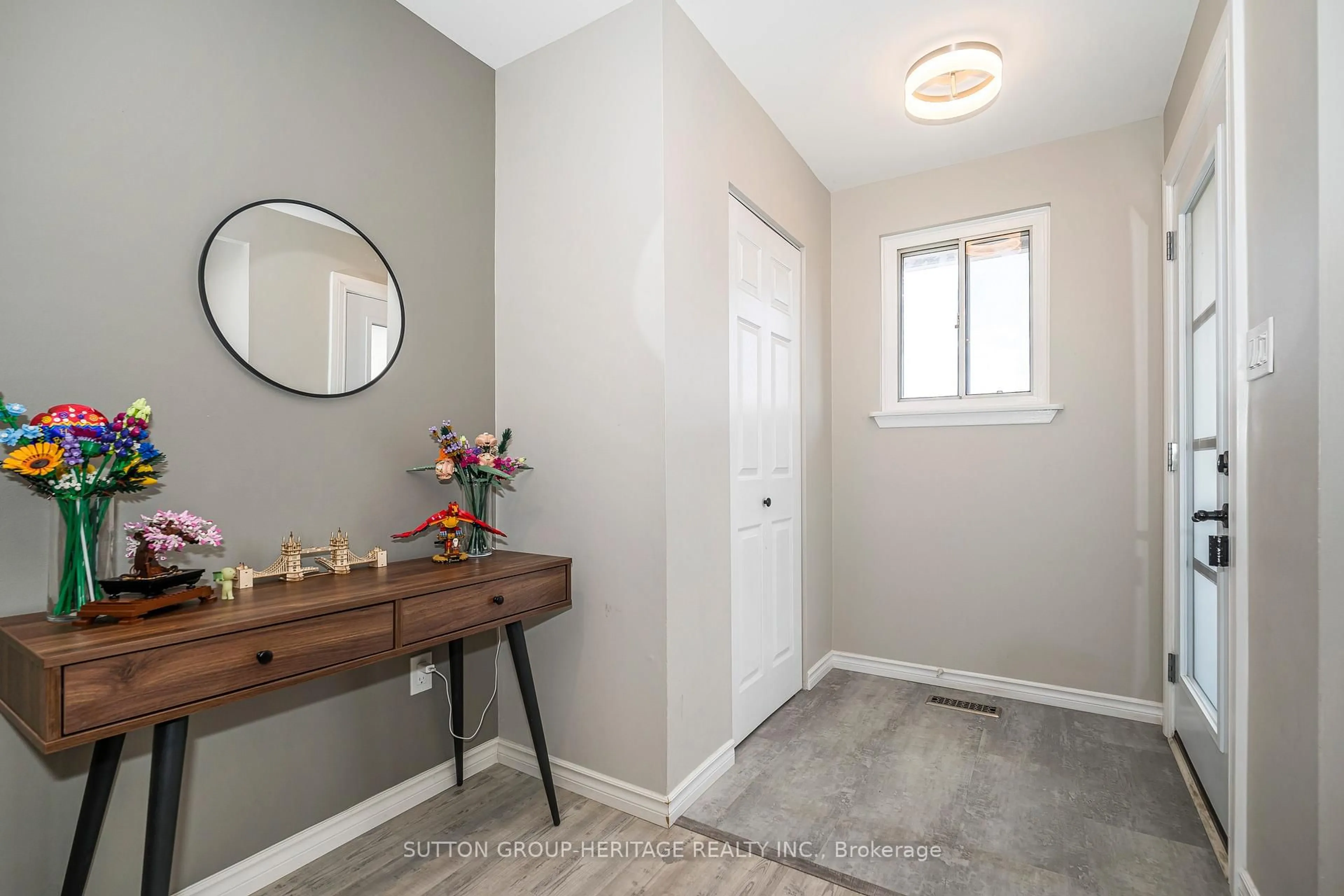 Indoor entryway for 437 Sedan Cres, Oshawa Ontario L1H 3G4