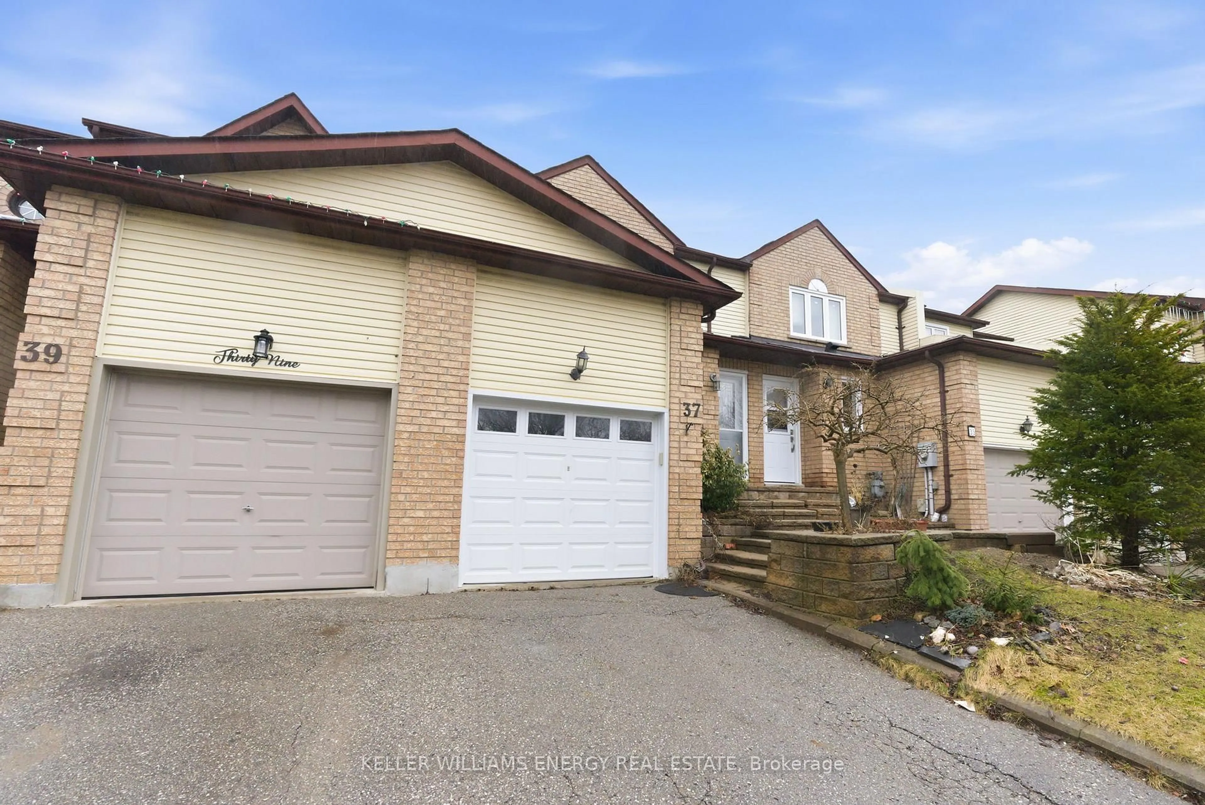 Home with brick exterior material, street for 37 Moulton Crt, Clarington Ontario L1E 2W4
