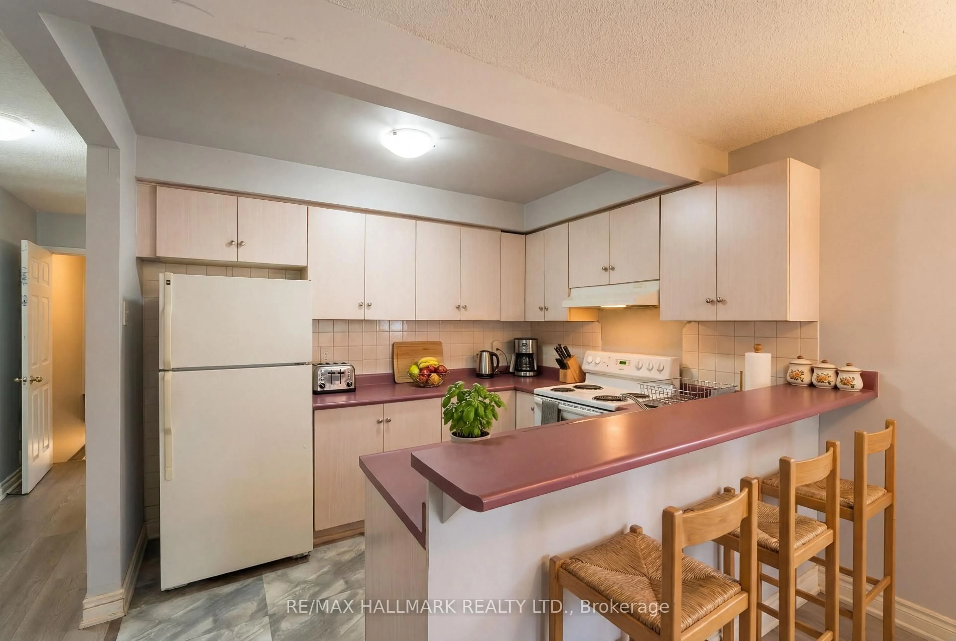 Standard kitchen, unknown for 25 Lady Bower Cres, Toronto Ontario M1B 4R3