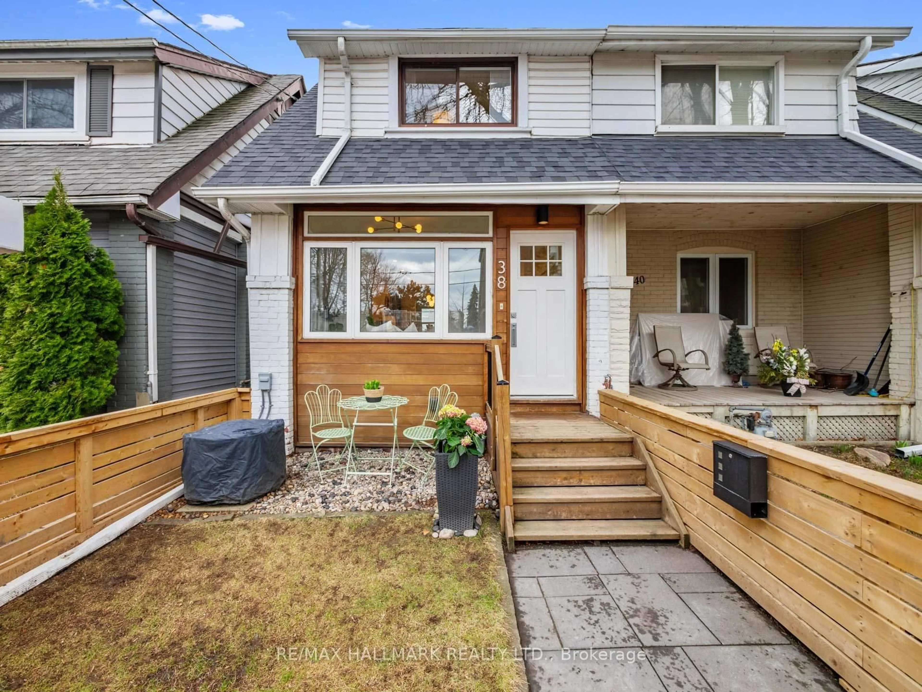 Home with vinyl exterior material, street for 38 Larchmount Ave, Toronto Ontario M4M 2Y7