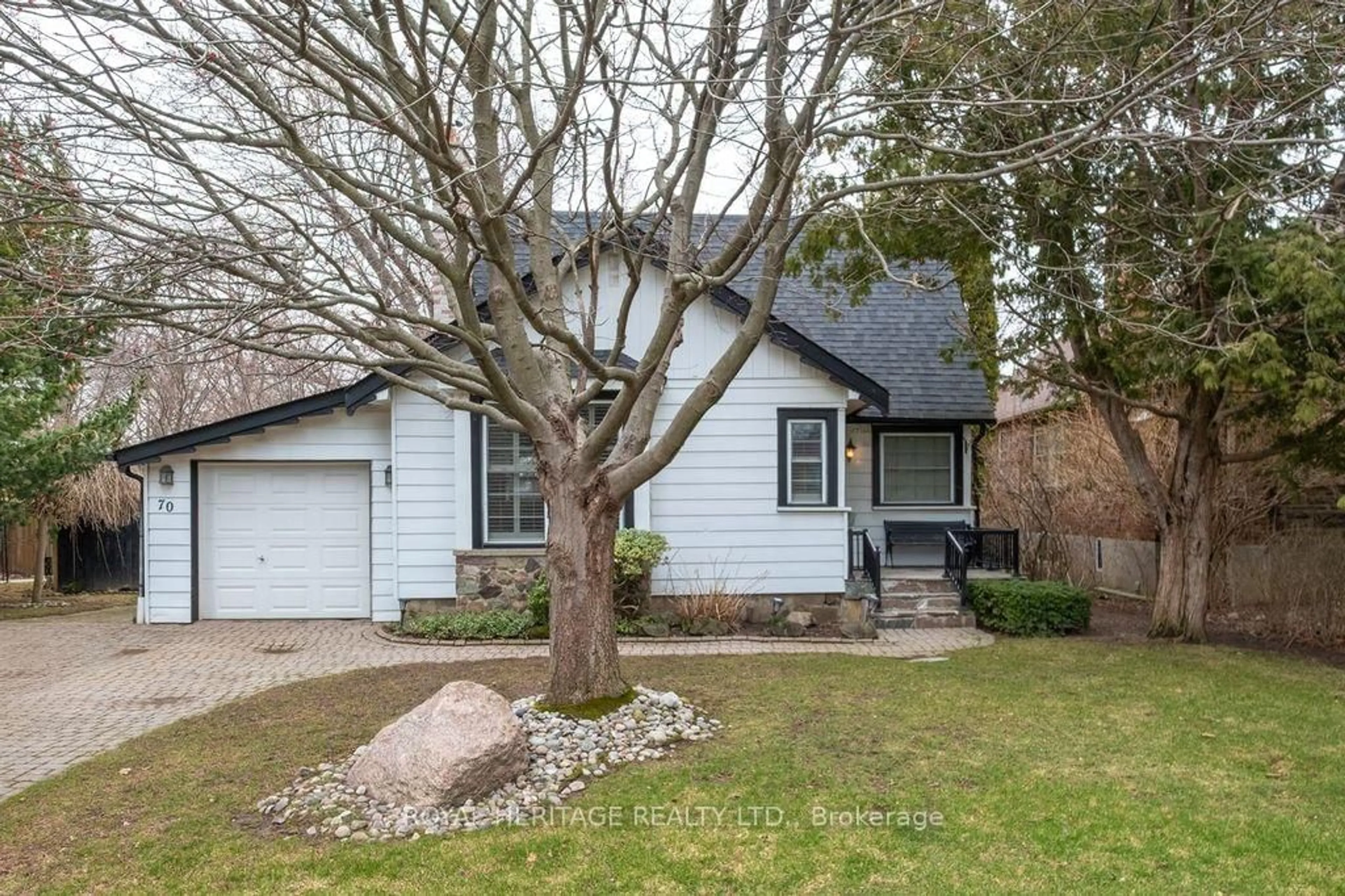 Home with vinyl exterior material, street for 70 Gatesview Ave, Toronto Ontario M1J 3G5