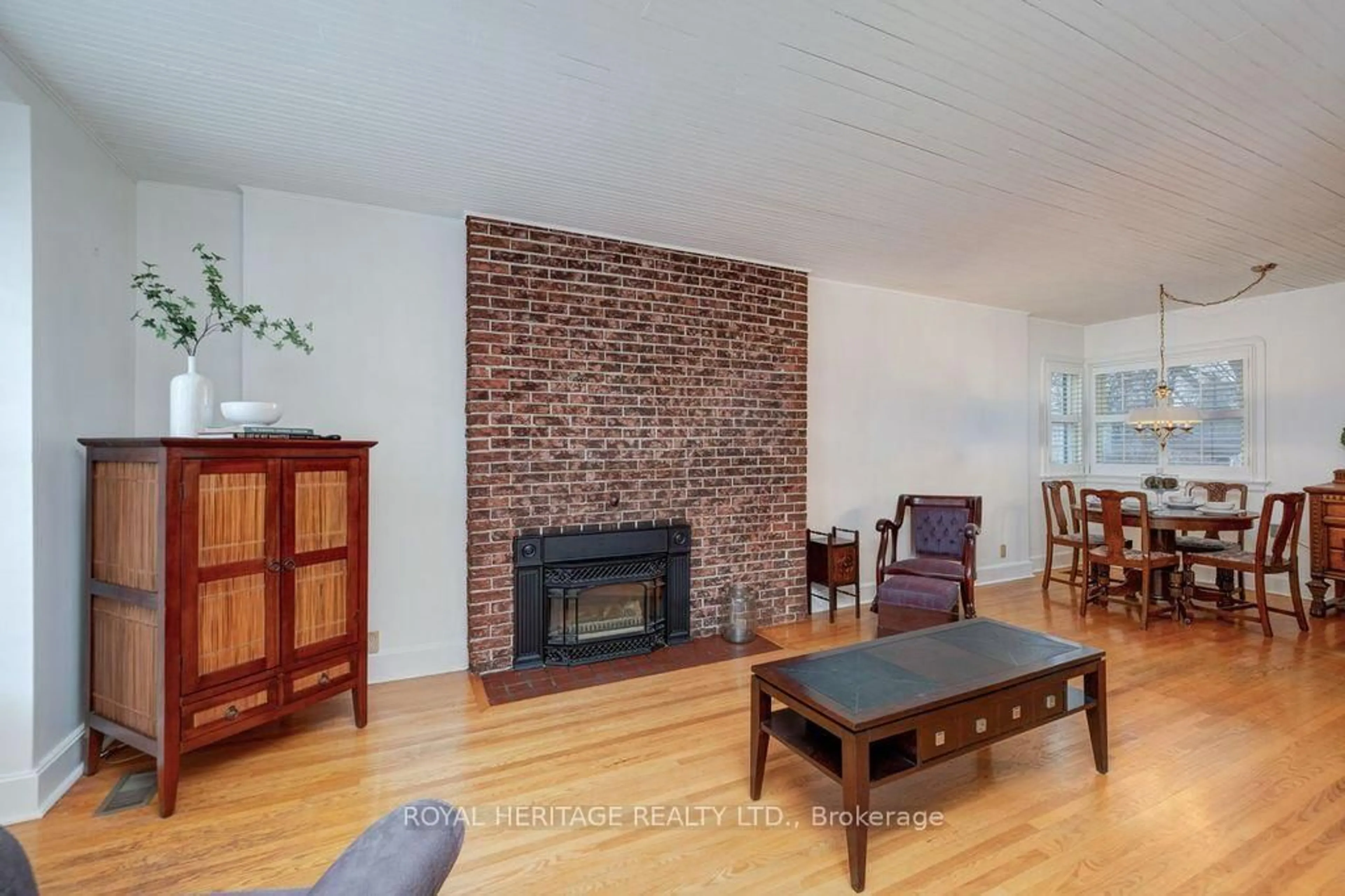 Living room with furniture, wood/laminate floor for 70 Gatesview Ave, Toronto Ontario M1J 3G5