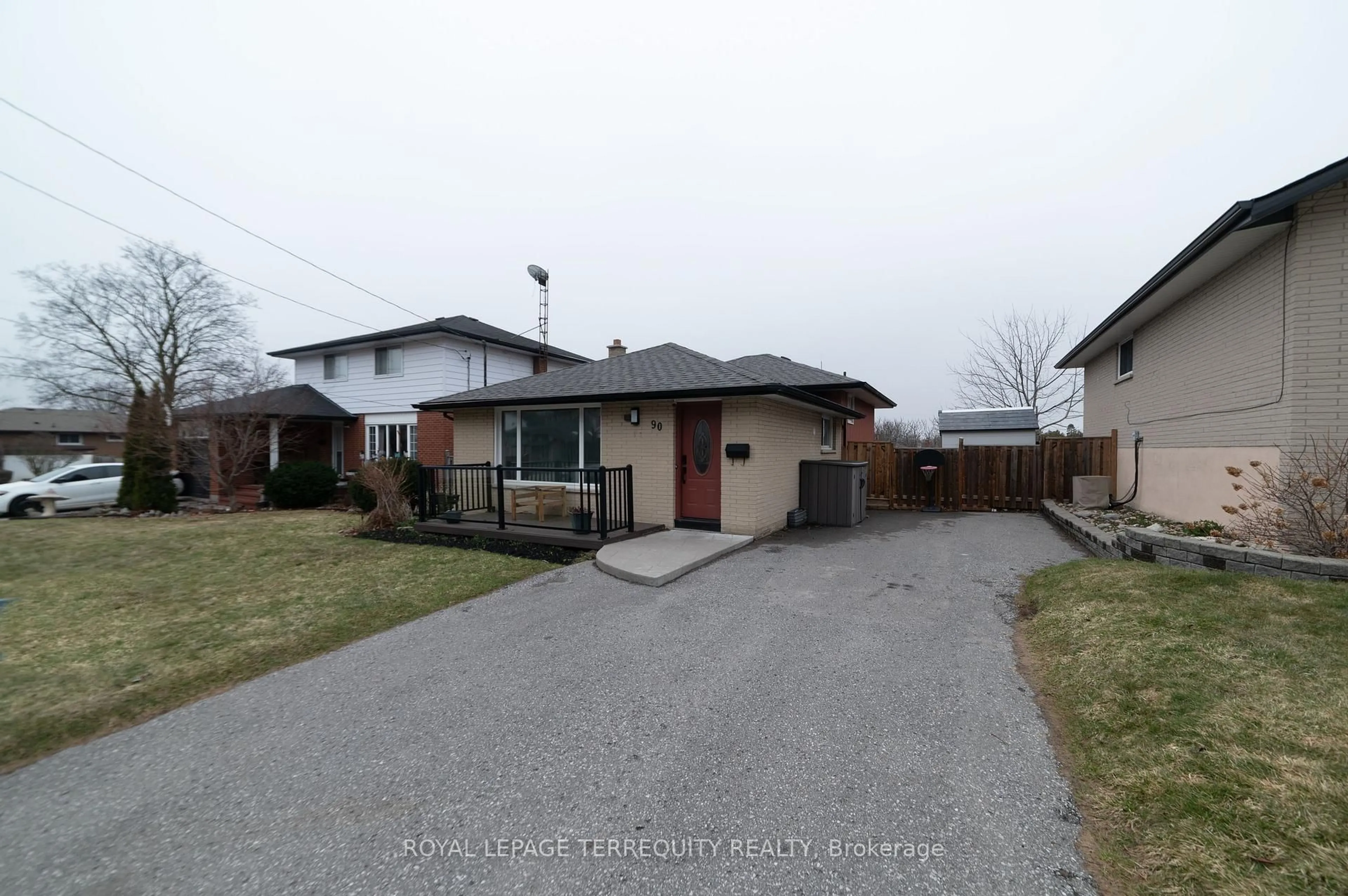 A pic from outside/outdoor area/front of a property/back of a property/a pic from drone, street for 90 Keewatin St, Oshawa Ontario L1H 6Z1
