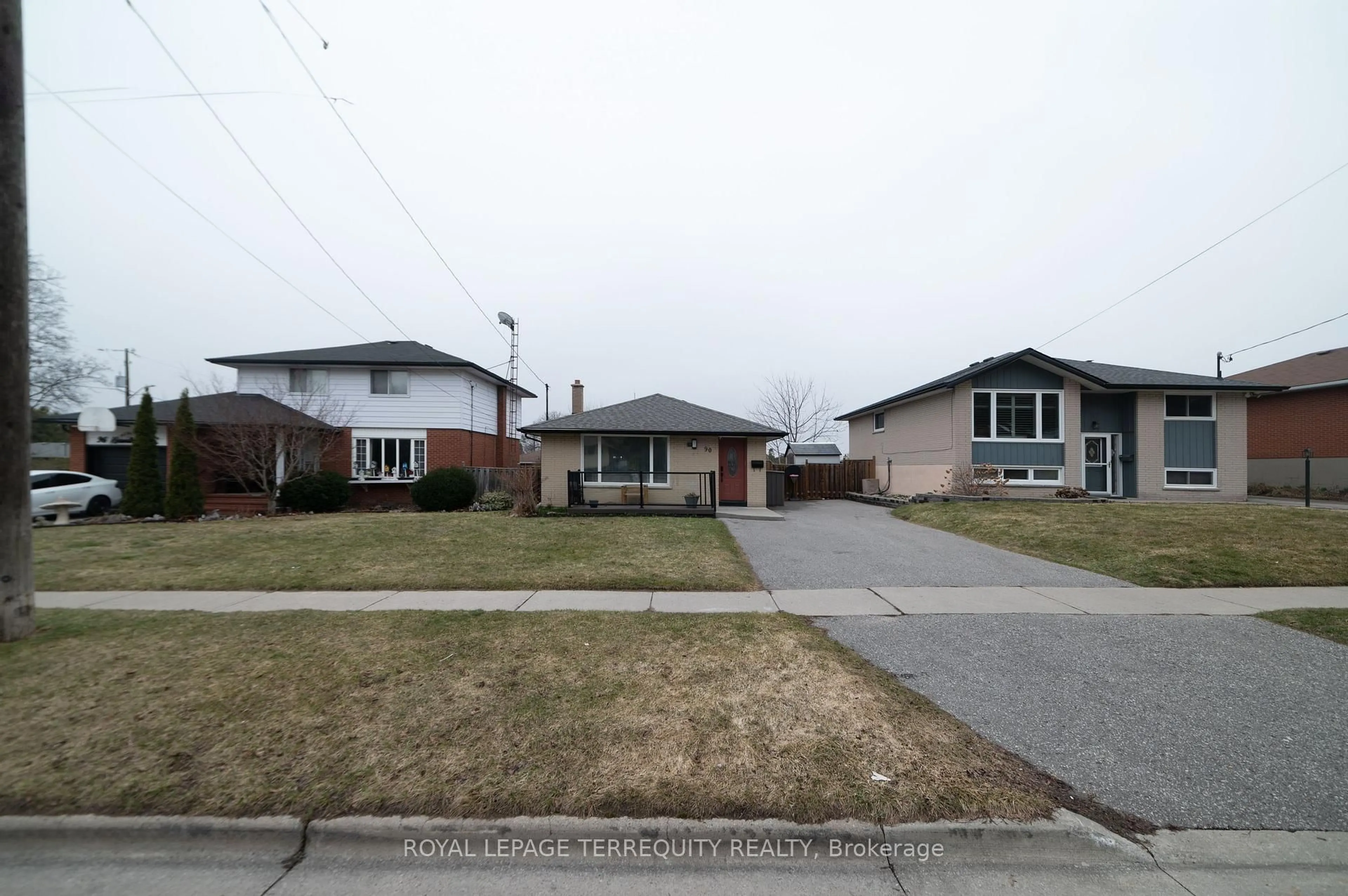 A pic from outside/outdoor area/front of a property/back of a property/a pic from drone, street for 90 Keewatin St, Oshawa Ontario L1H 6Z1