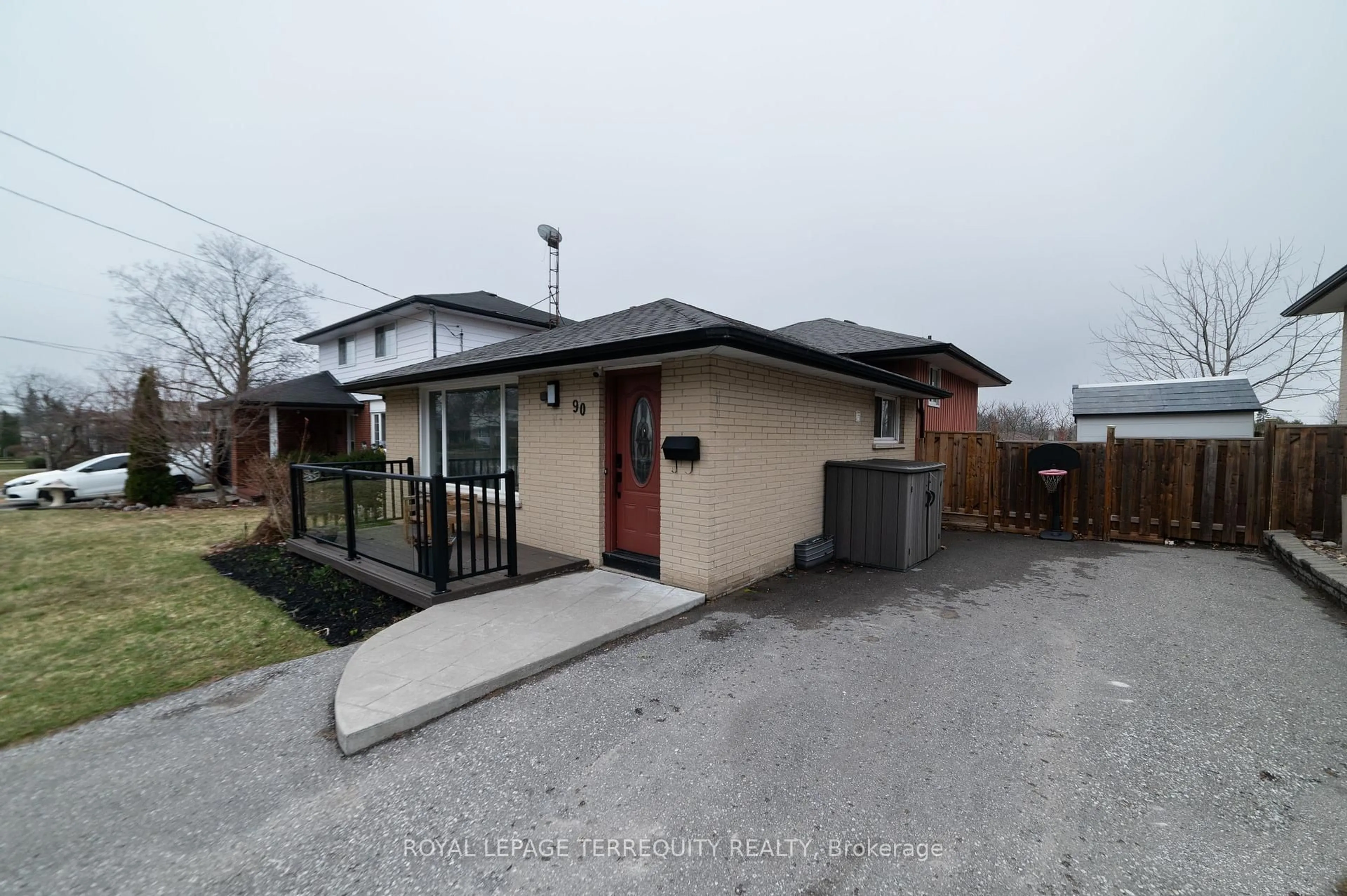 A pic from outside/outdoor area/front of a property/back of a property/a pic from drone, street for 90 Keewatin St, Oshawa Ontario L1H 6Z1