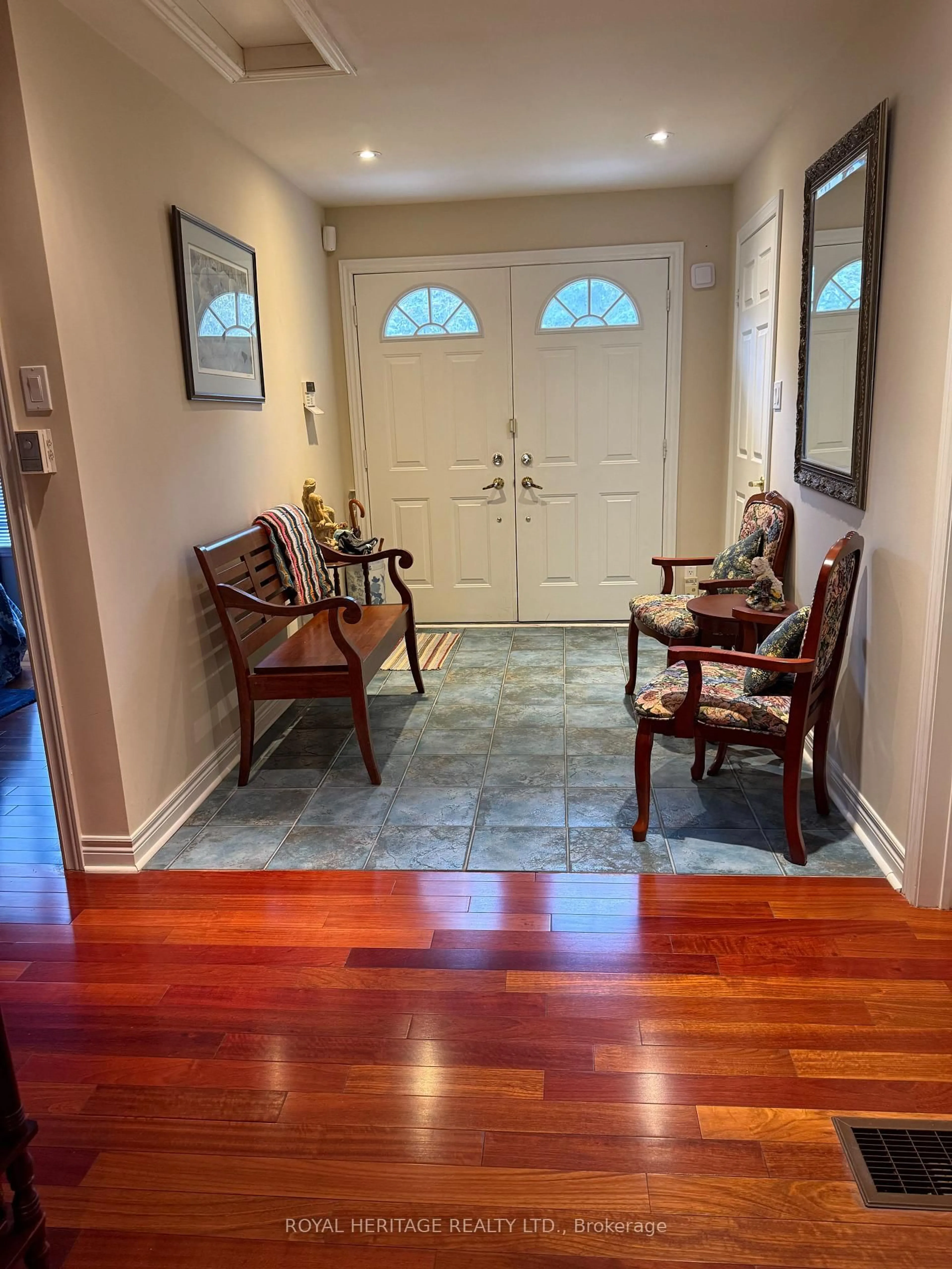 Indoor entryway for 527 Rougemount Dr, Pickering Ontario L1W 2C1