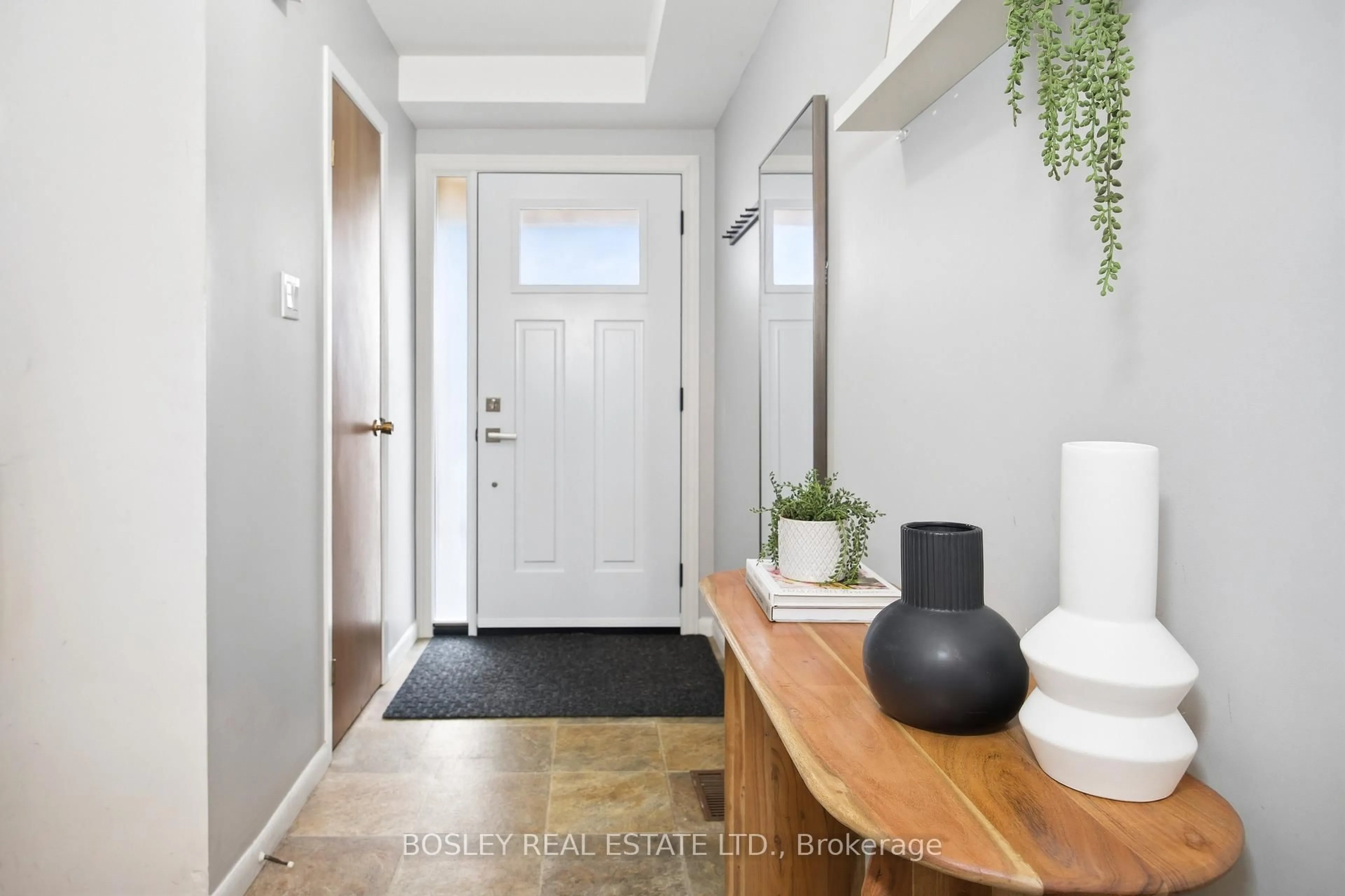 Indoor entryway for 2807 St Clair Ave, Toronto Ontario M4B 1N3