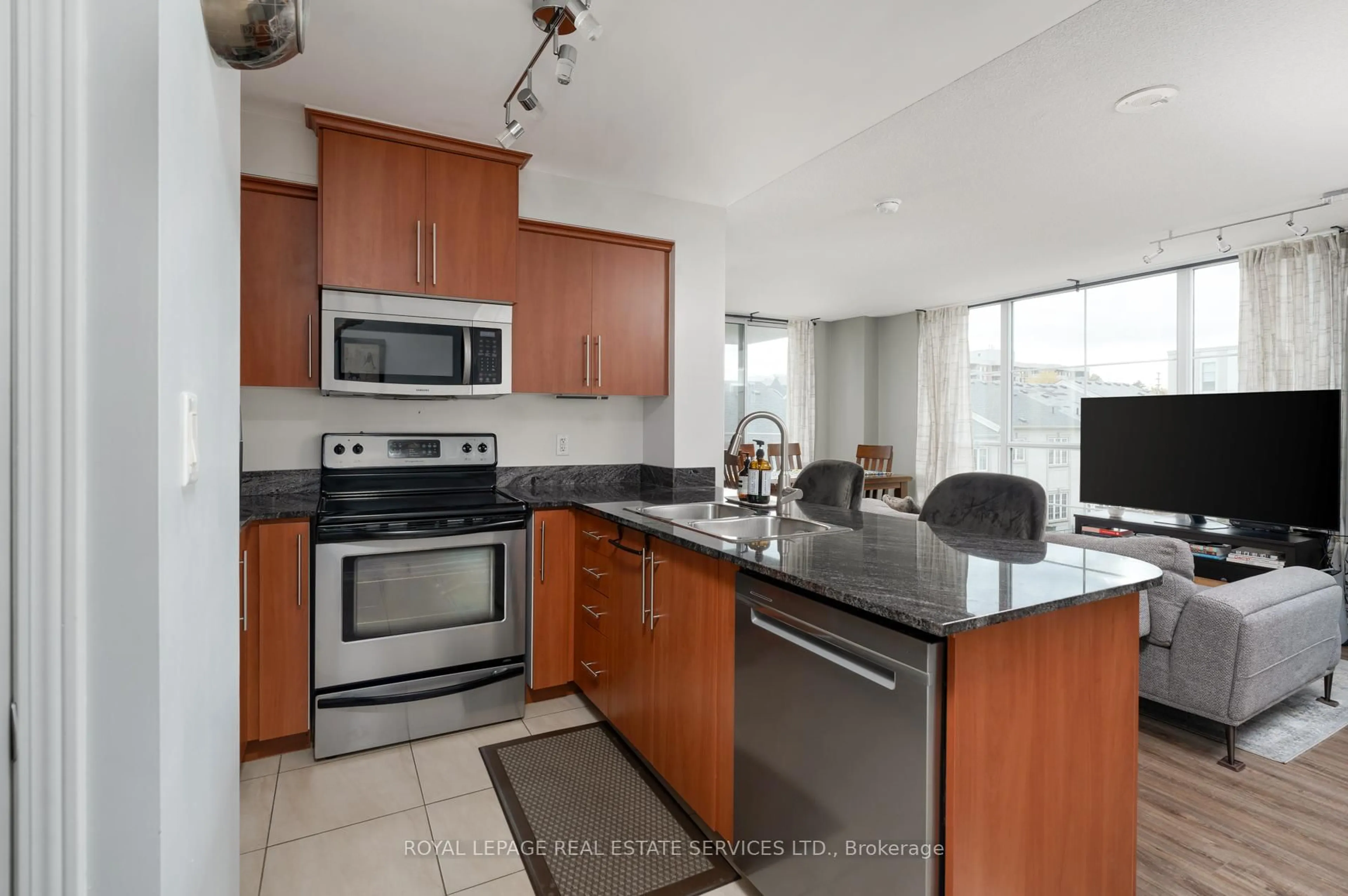Standard kitchen, ceramic/tile floor for 8 Rosebank Dr #2E, Toronto Ontario M1B 5Z3
