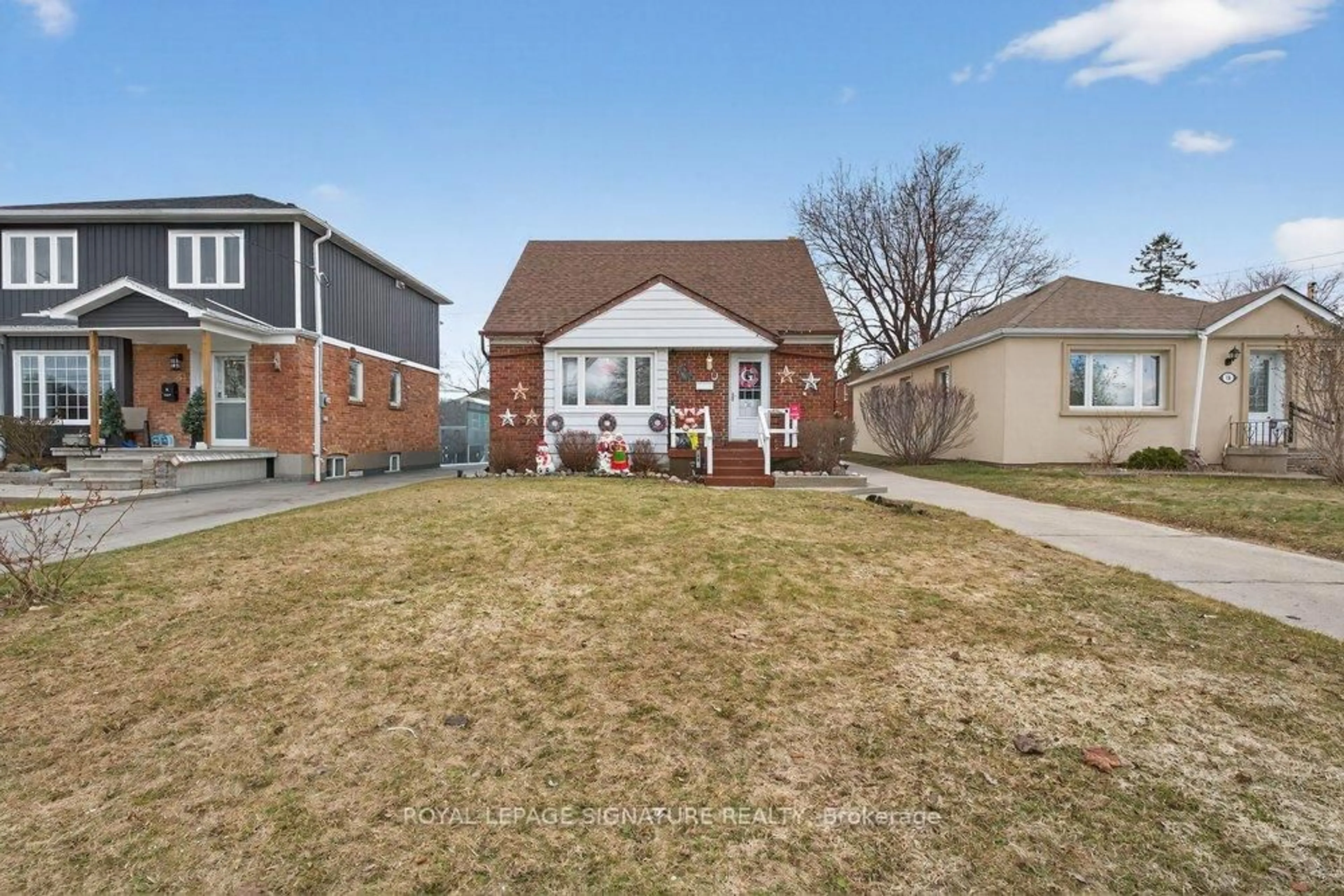 A pic from outside/outdoor area/front of a property/back of a property/a pic from drone, street for 36 Ainsdale Rd, Toronto Ontario M1R 3Y8