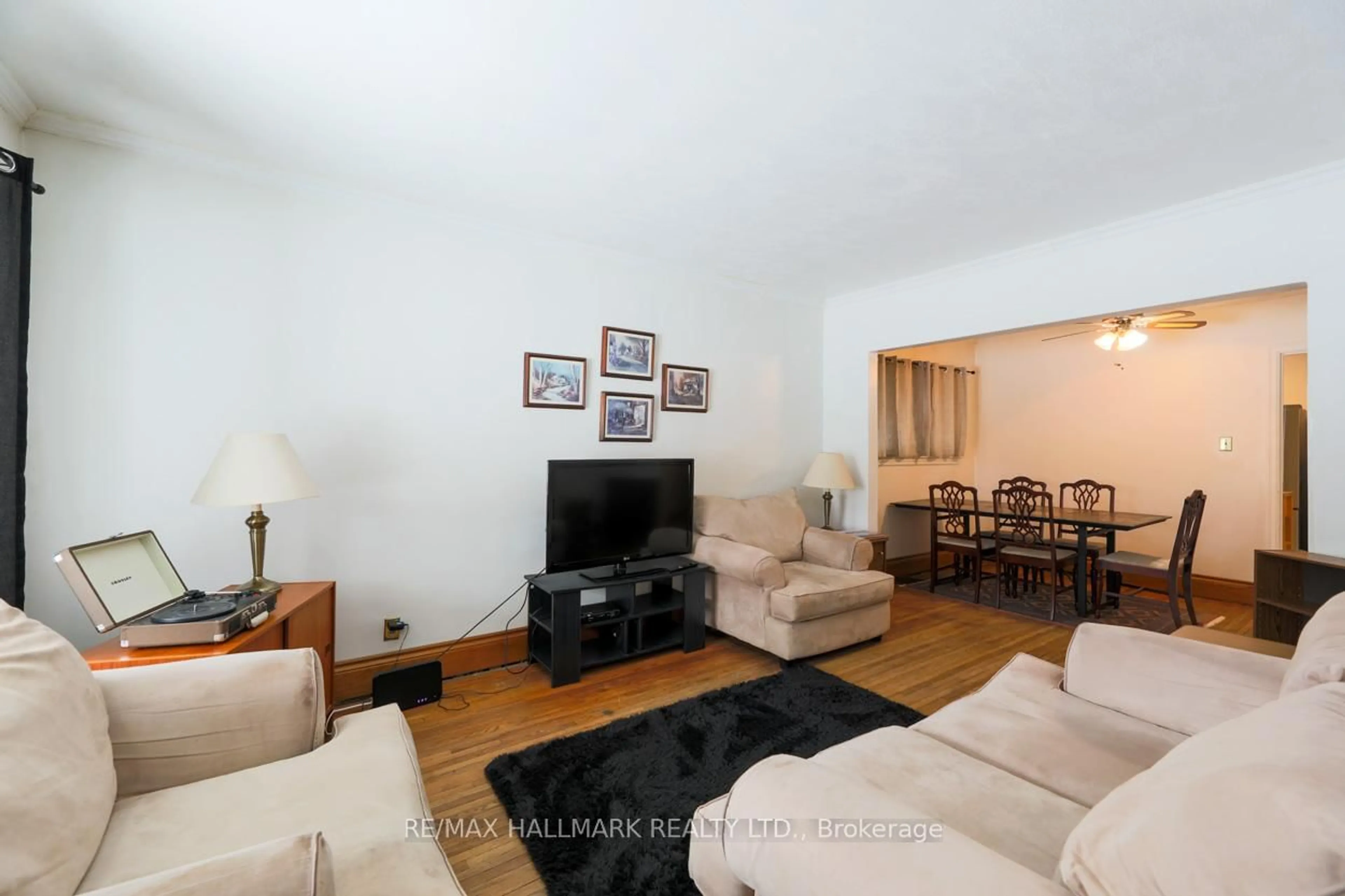 Living room with furniture, wood/laminate floor for 21 Phenix Dr, Toronto Ontario M1N 3H7