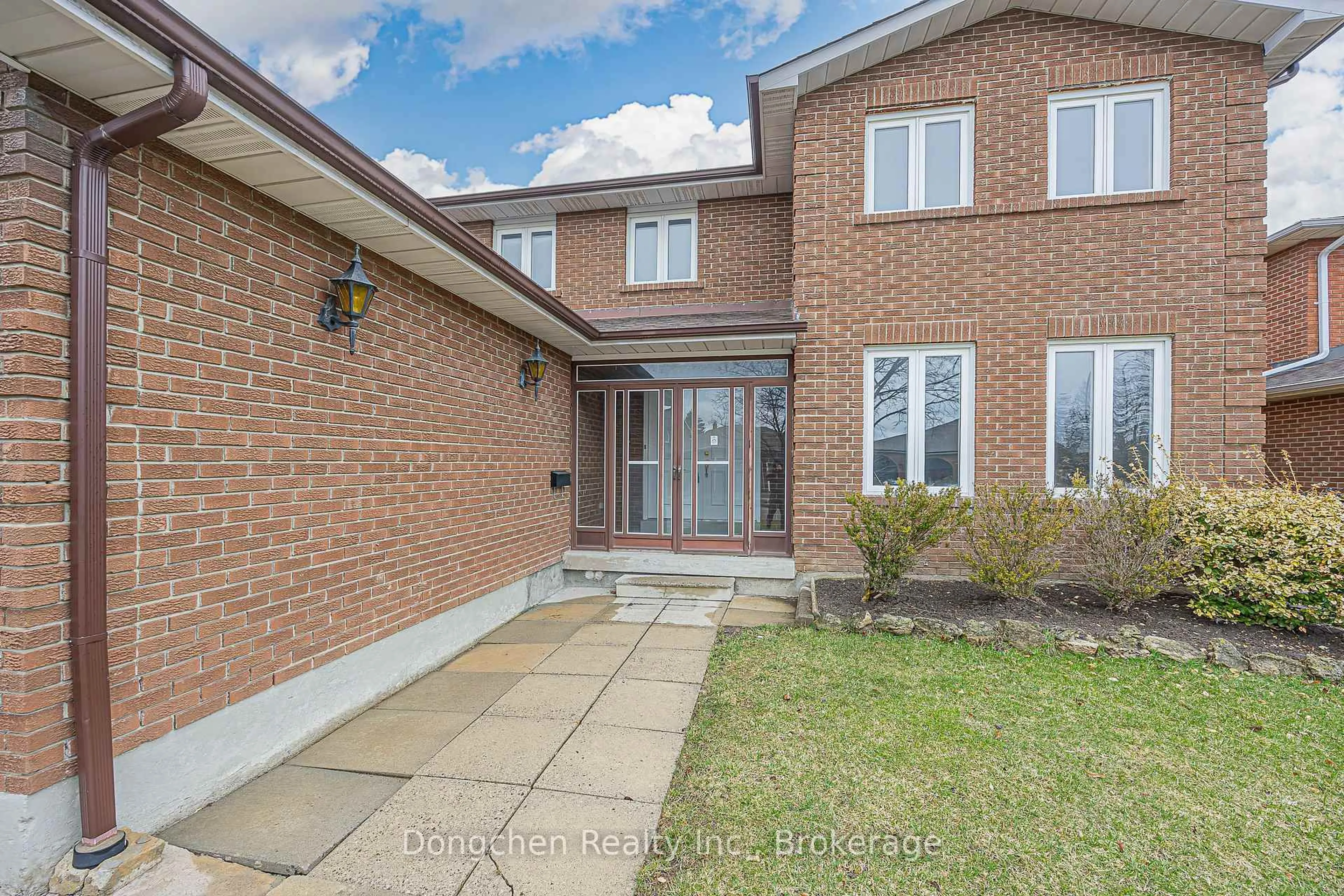 A pic from outside/outdoor area/front of a property/back of a property/a pic from drone, street for 66 Lambeth Sq, Toronto Ontario M1W 3B4