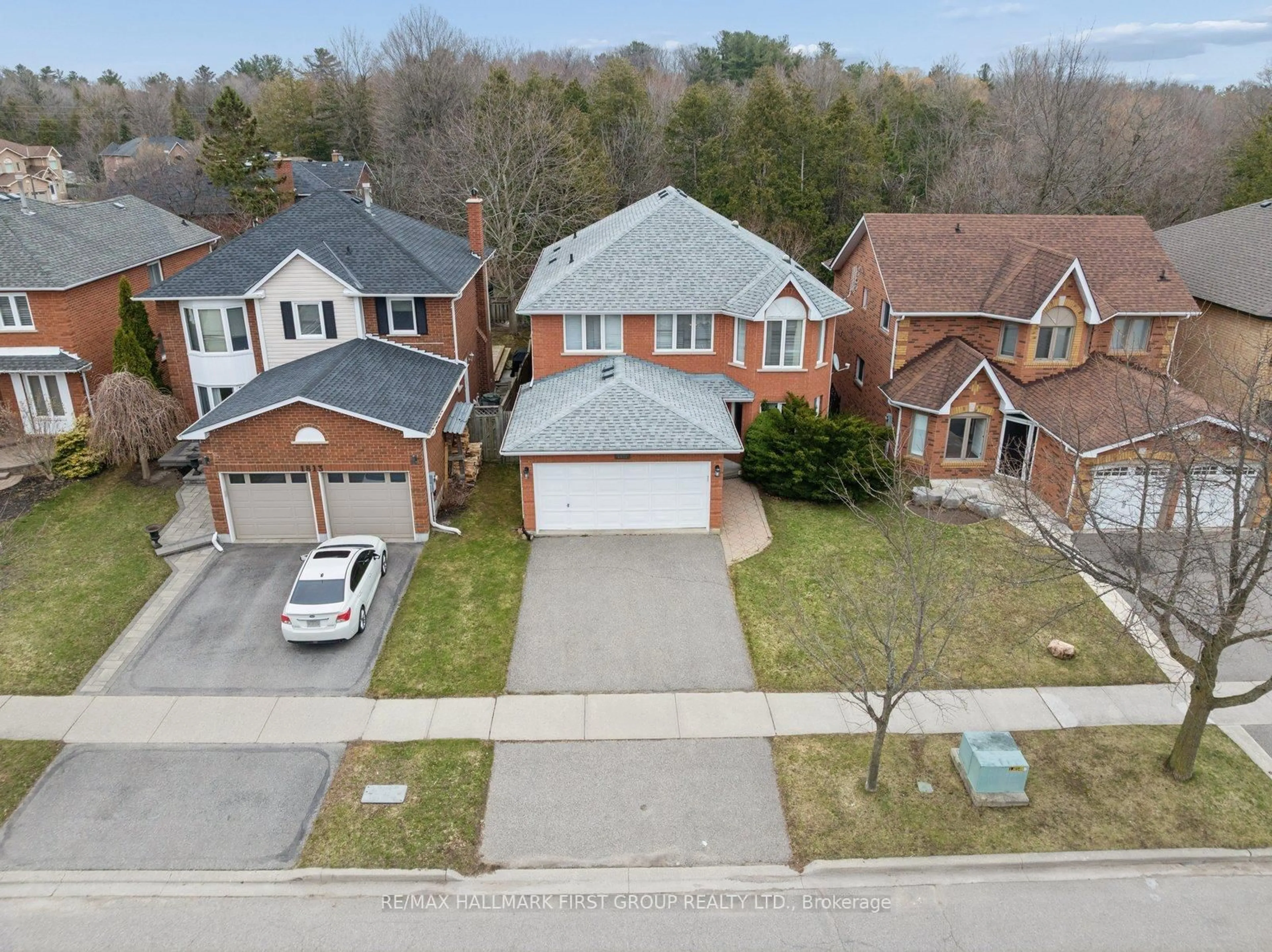 A pic from outside/outdoor area/front of a property/back of a property/a pic from drone, street for 1811 Westcreek Dr, Pickering Ontario L1V 6J8