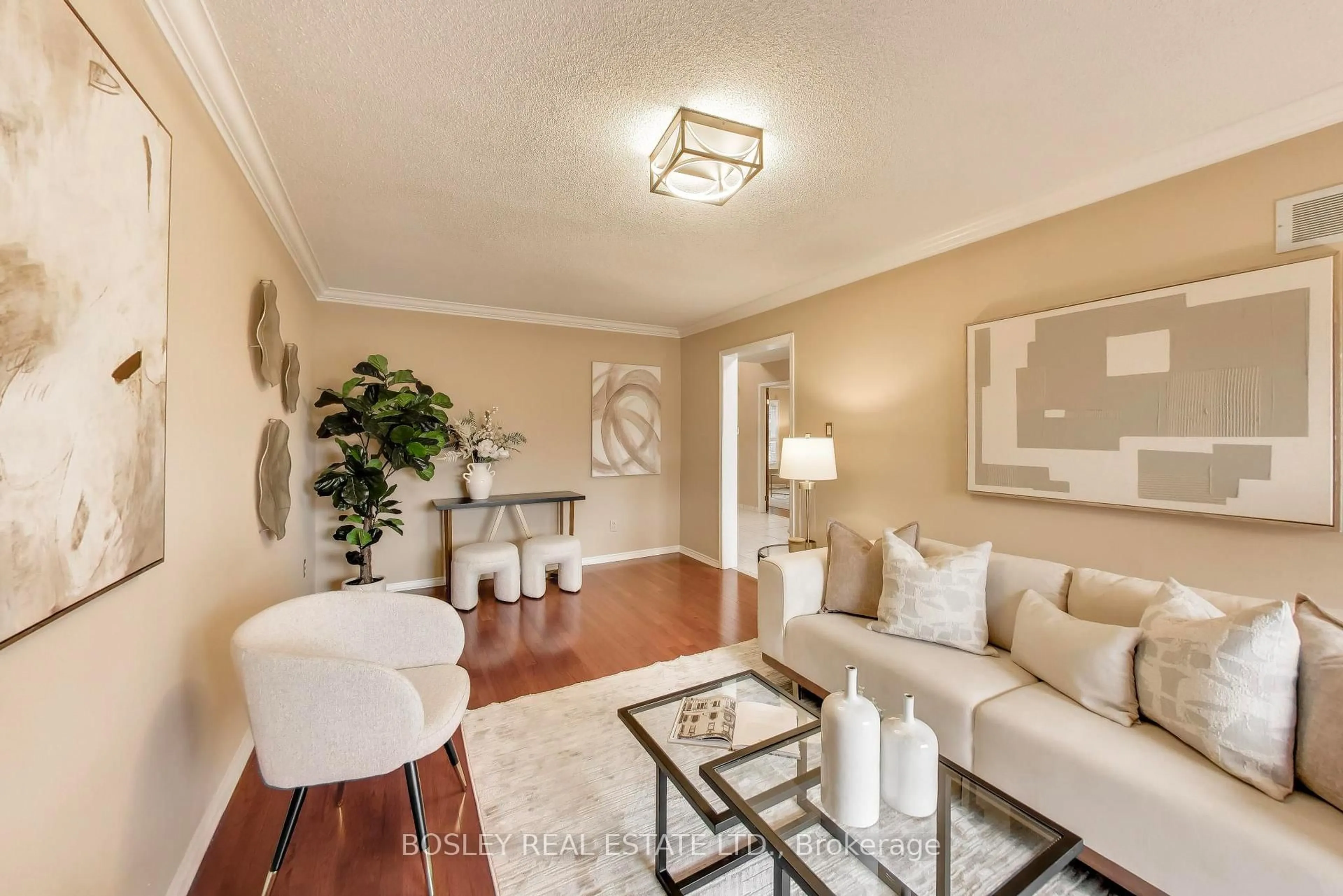 Living room with furniture, wood/laminate floor for 22 Lavery Tr, Toronto Ontario M1C 4T2