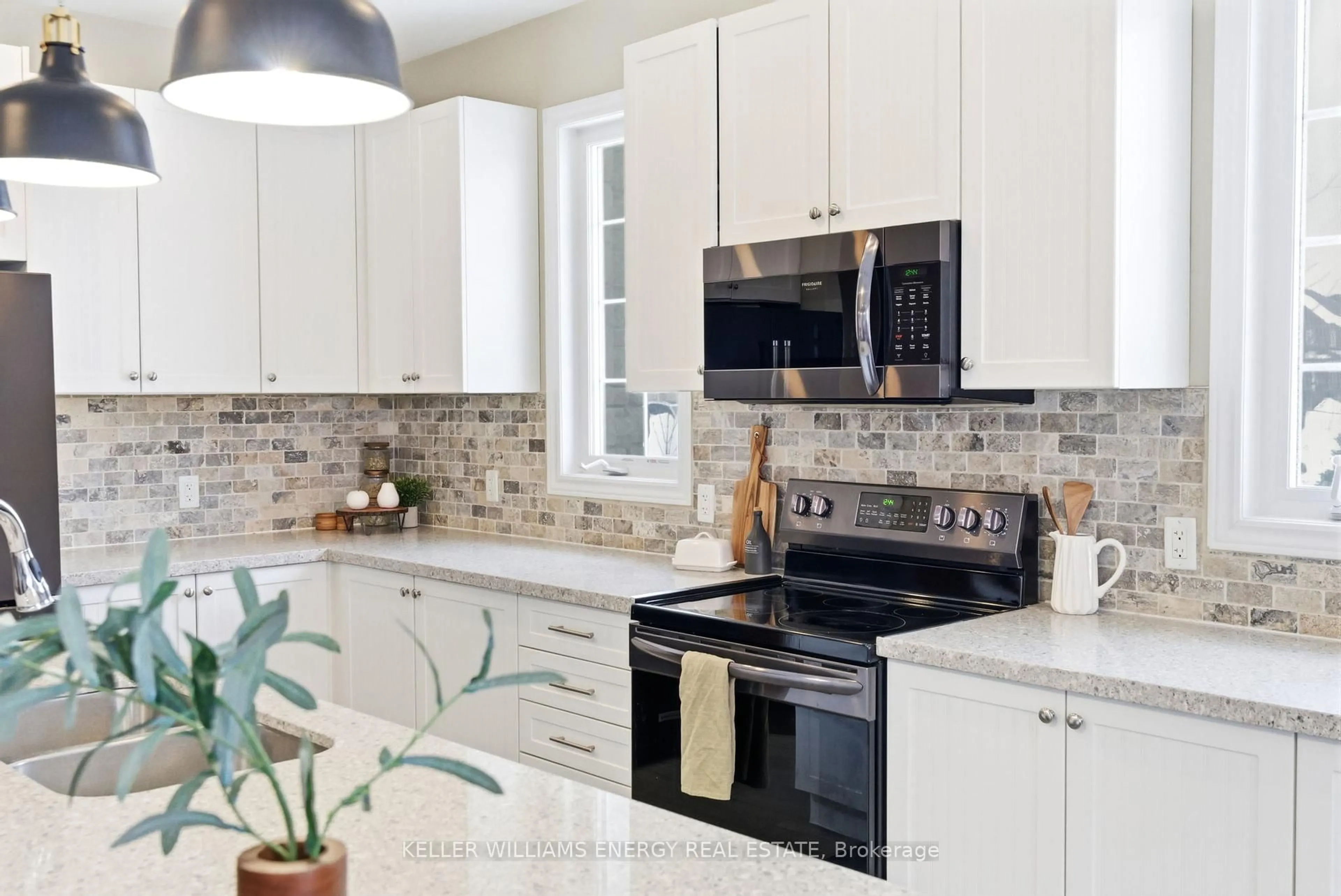 Unknown for 219 Crombie St, Clarington Ontario L1C 0T8