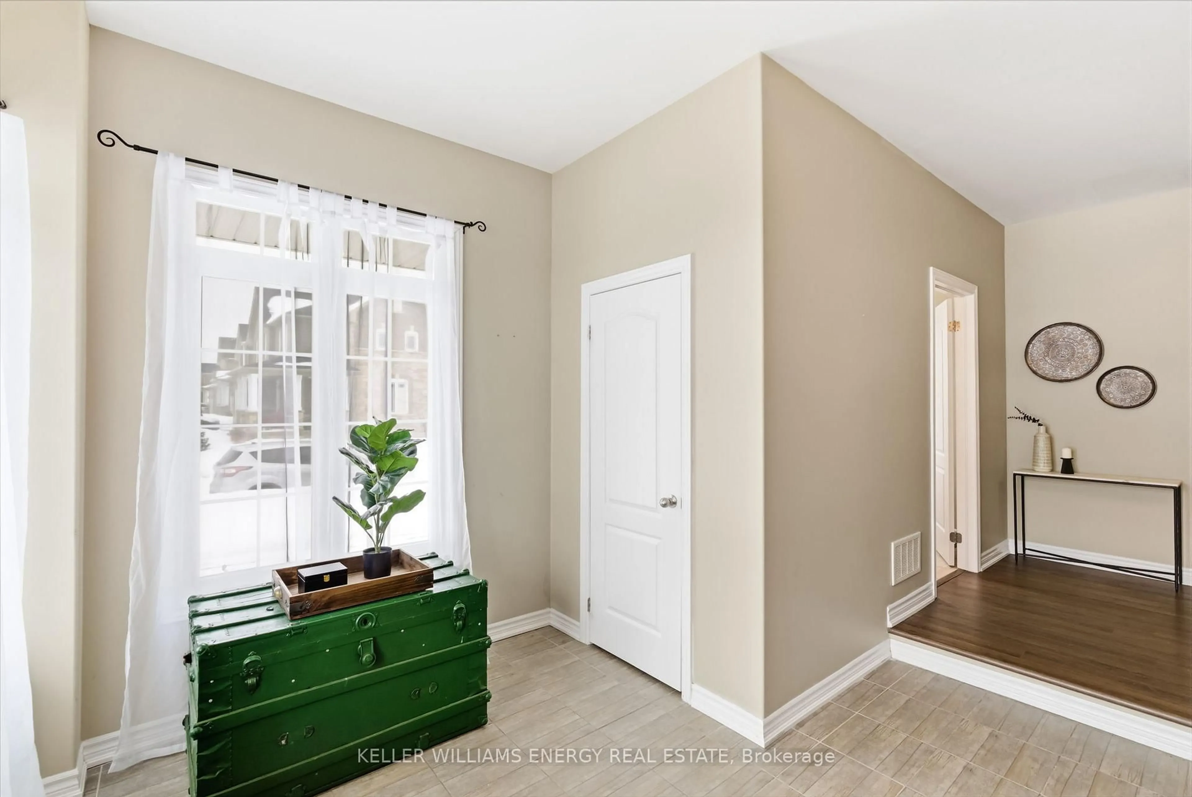 Indoor entryway for 219 Crombie St, Clarington Ontario L1C 0T8