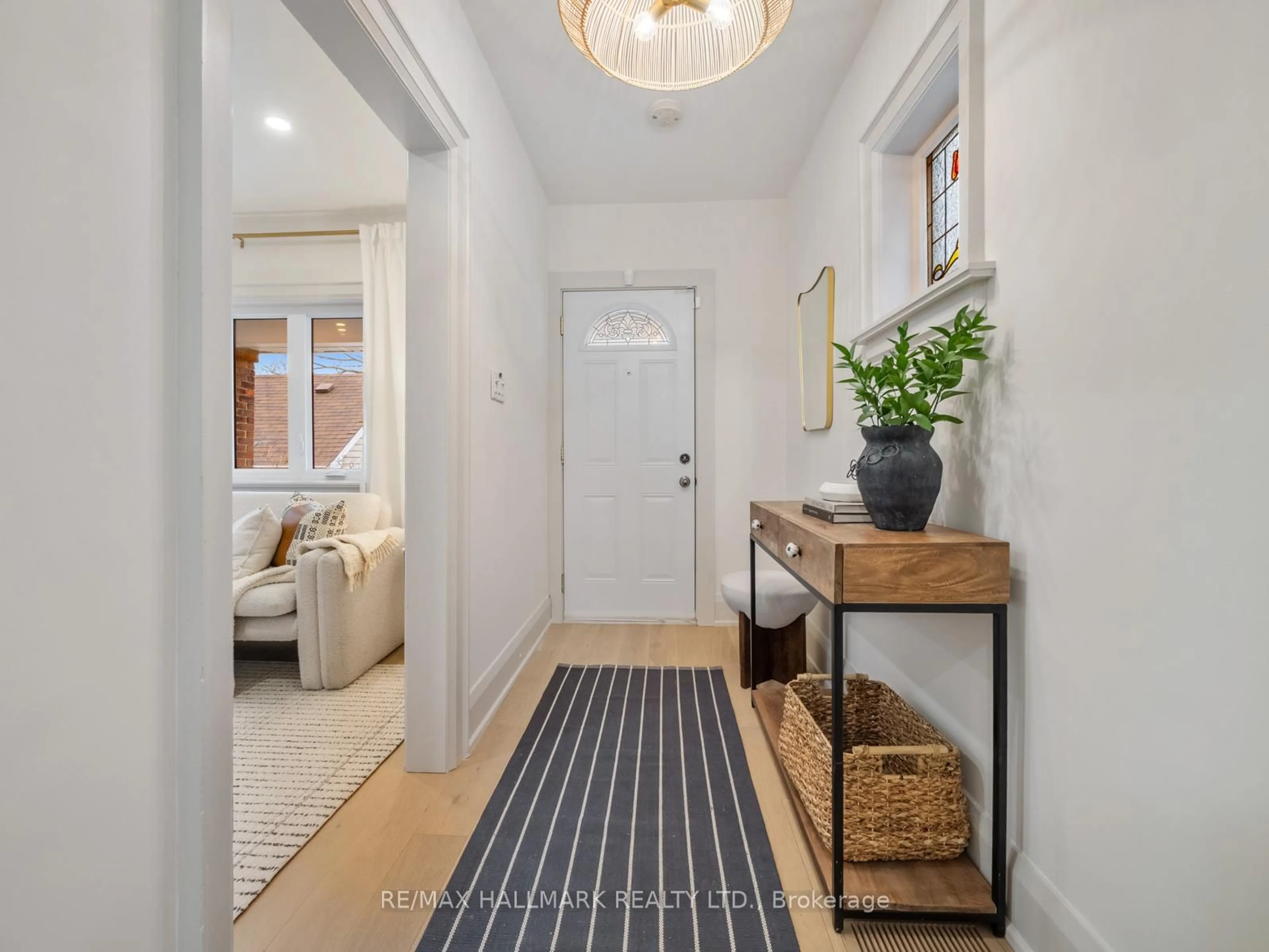 Indoor entryway for 230 Audrey Ave, Toronto Ontario M1N 2Y1