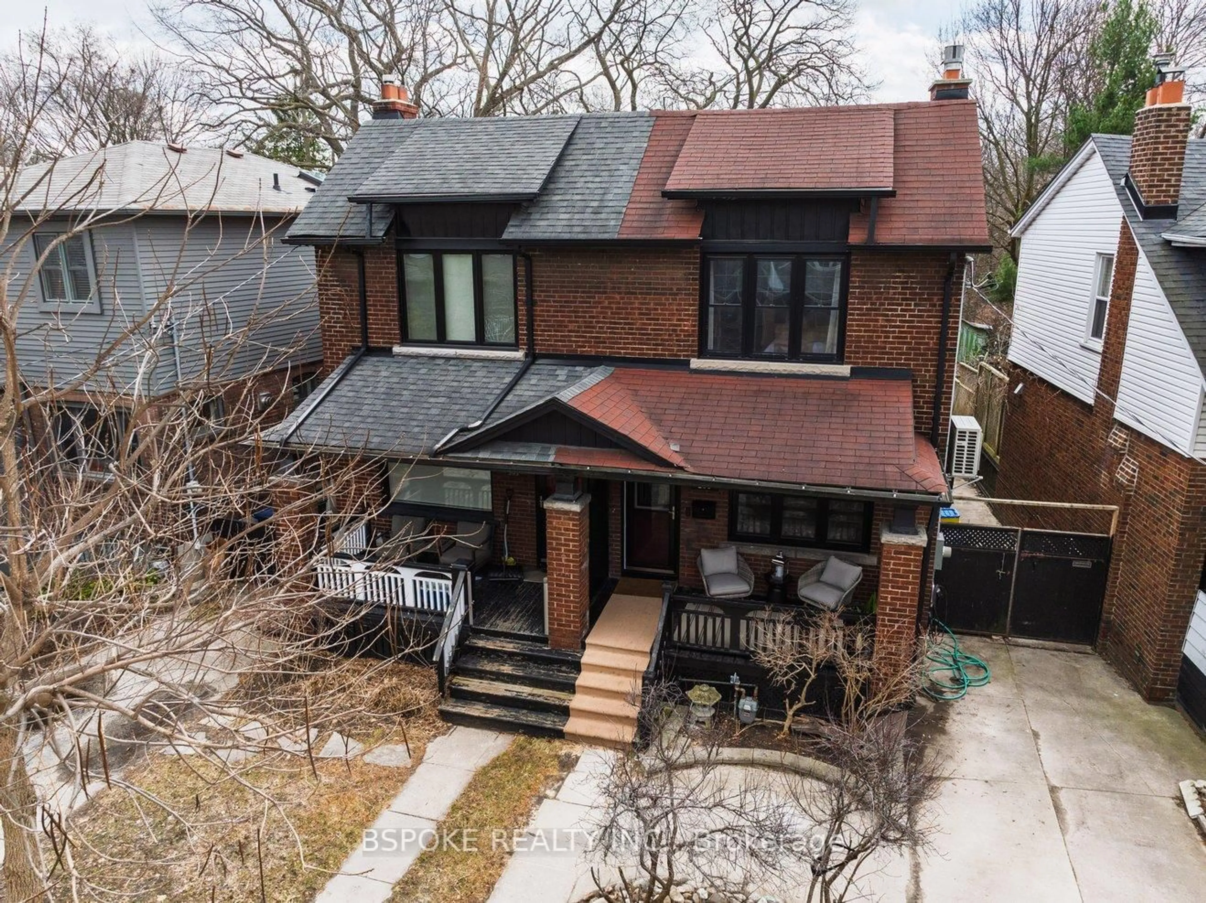 A pic from outside/outdoor area/front of a property/back of a property/a pic from drone, street for 291 Gainsborough Rd, Toronto Ontario M4L 3C8