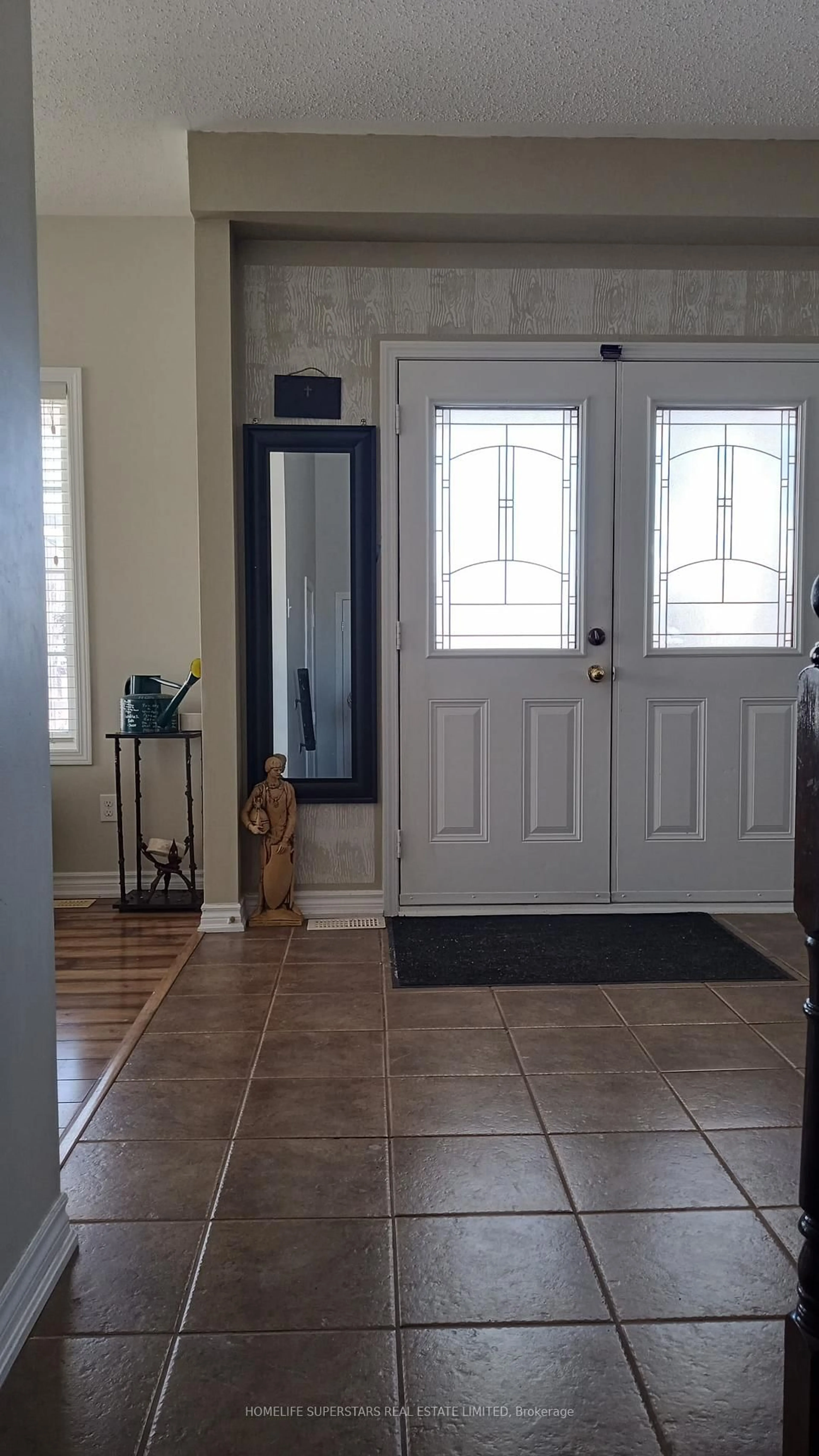Indoor entryway for 1316 Macinally Crt, Oshawa Ontario L1K 0B6
