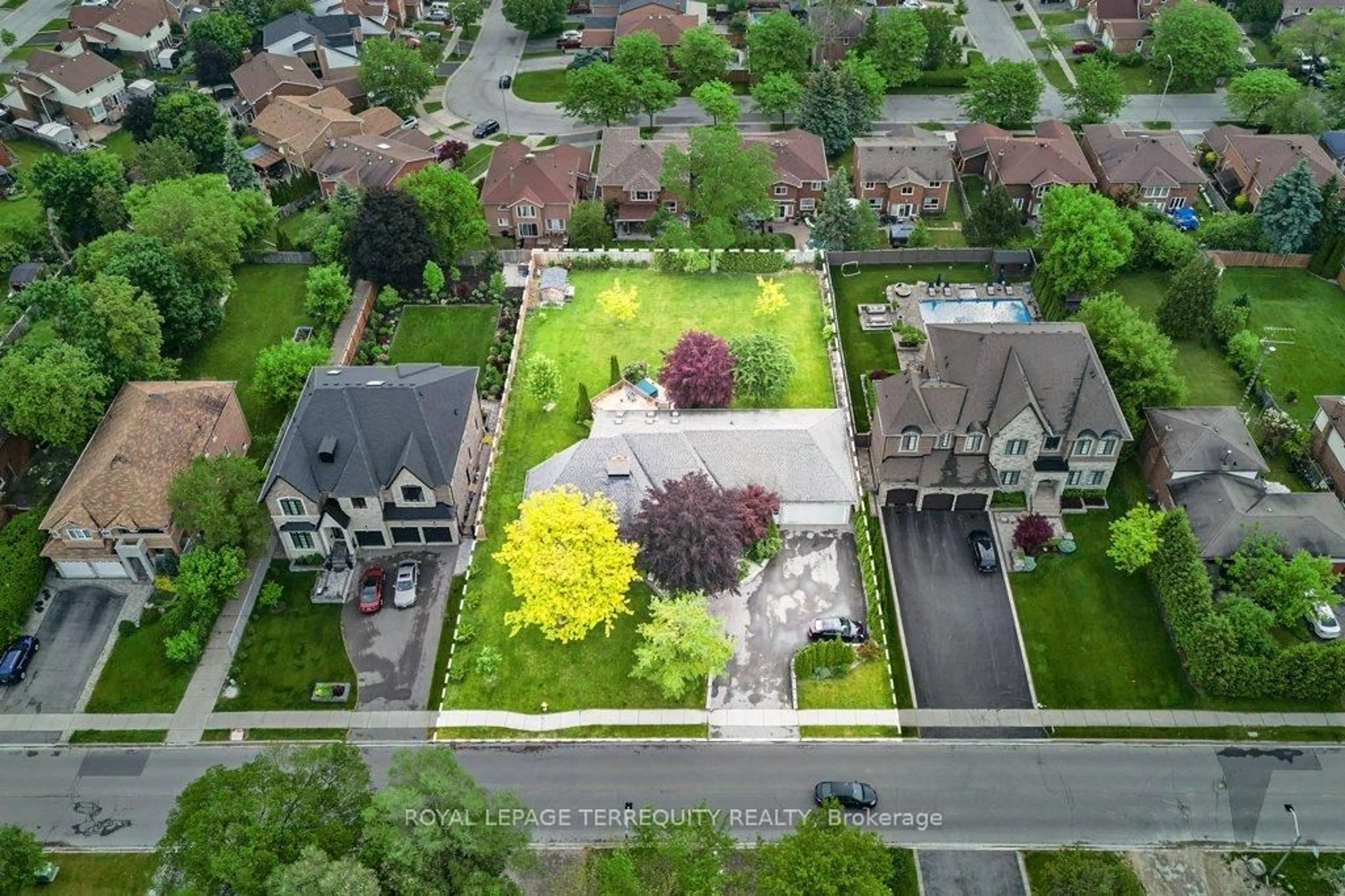 A pic from outside/outdoor area/front of a property/back of a property/a pic from drone, street for 1449 Rosebank Rd, Pickering Ontario L1V 1P3