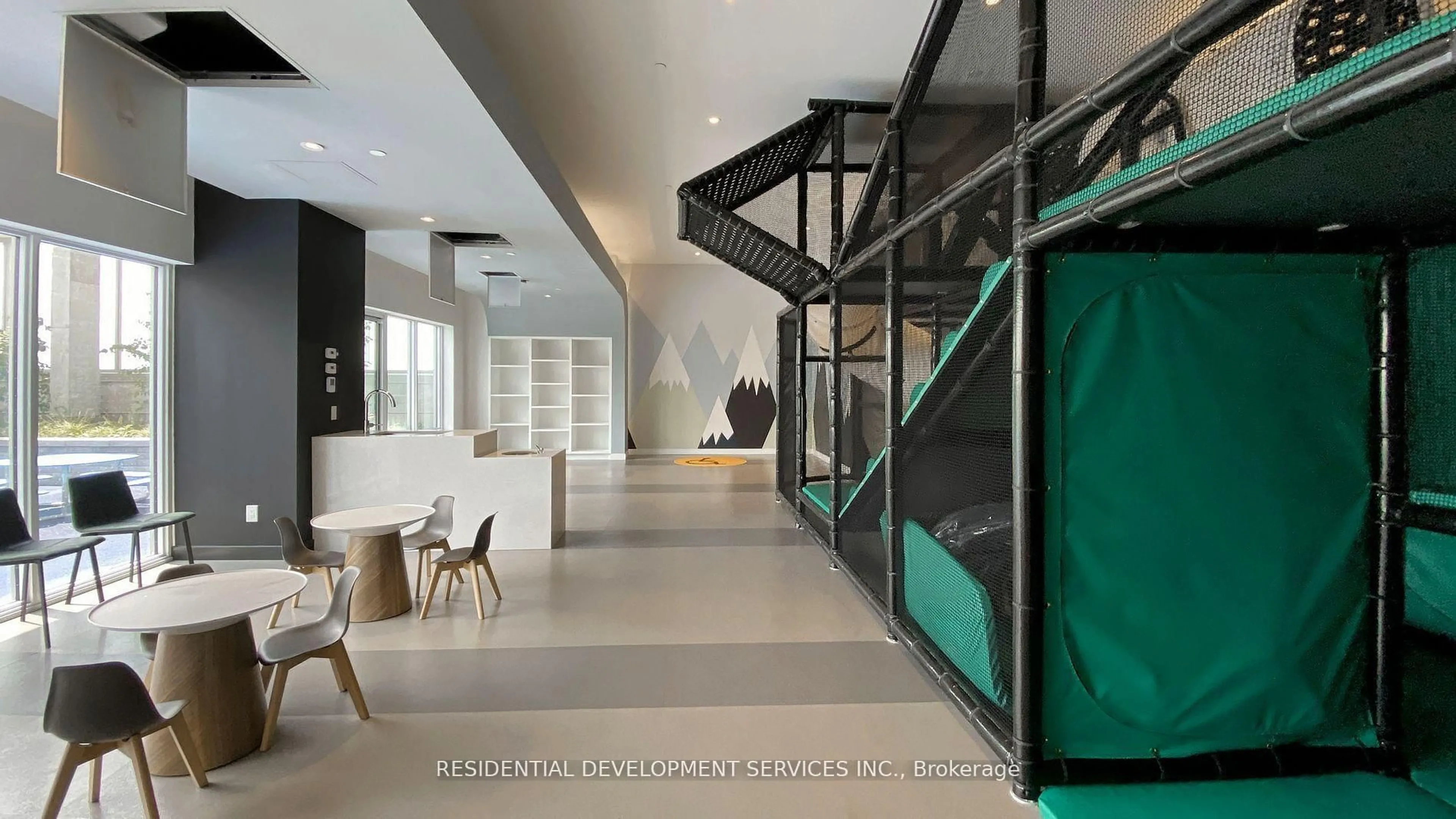 Indoor foyer for 2031 Kennedy Rd #3126, Toronto Ontario M1T 0B8