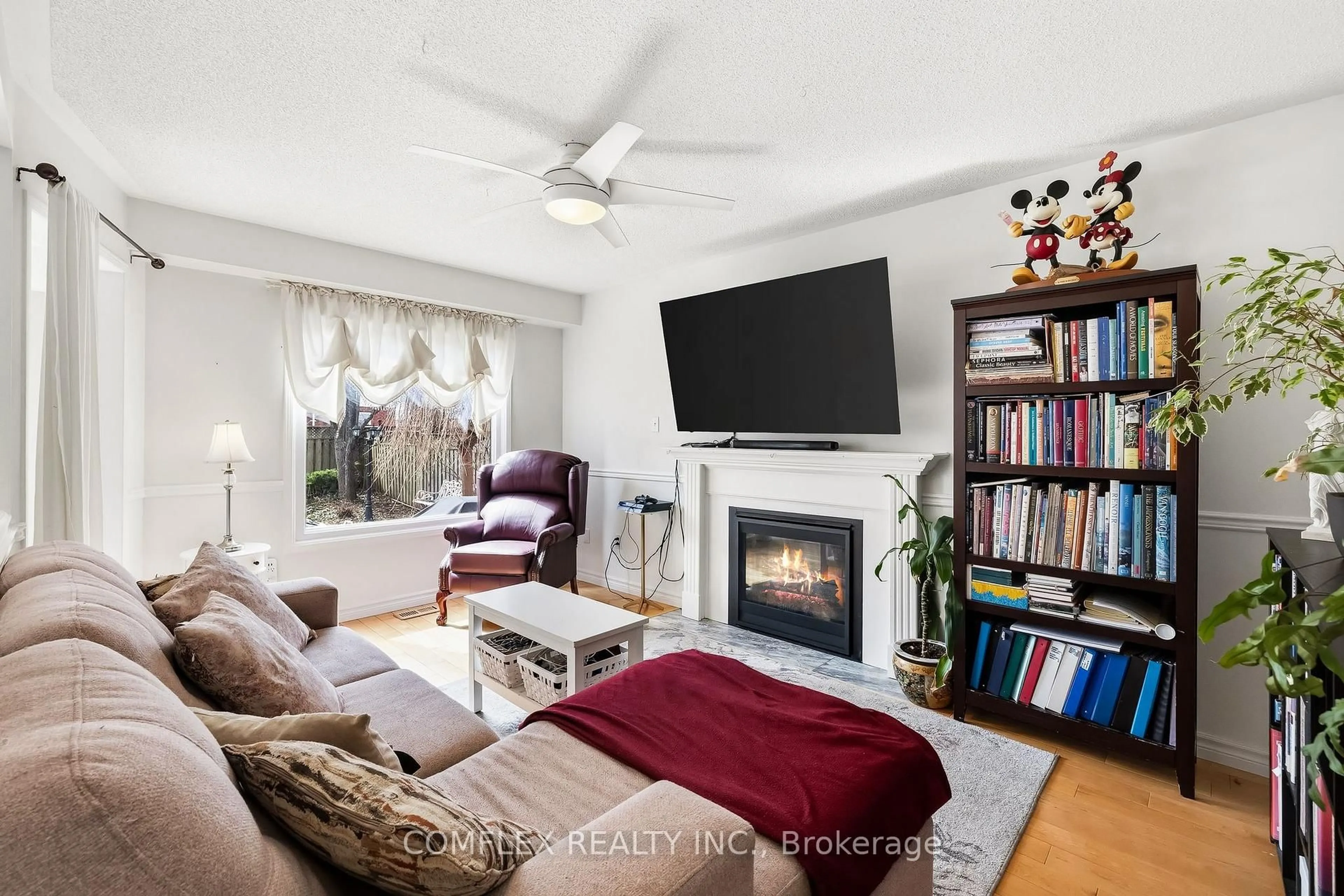 Living room with furniture, unknown for 1045 Beaver Valley Cres, Oshawa Ontario L1J 8N2