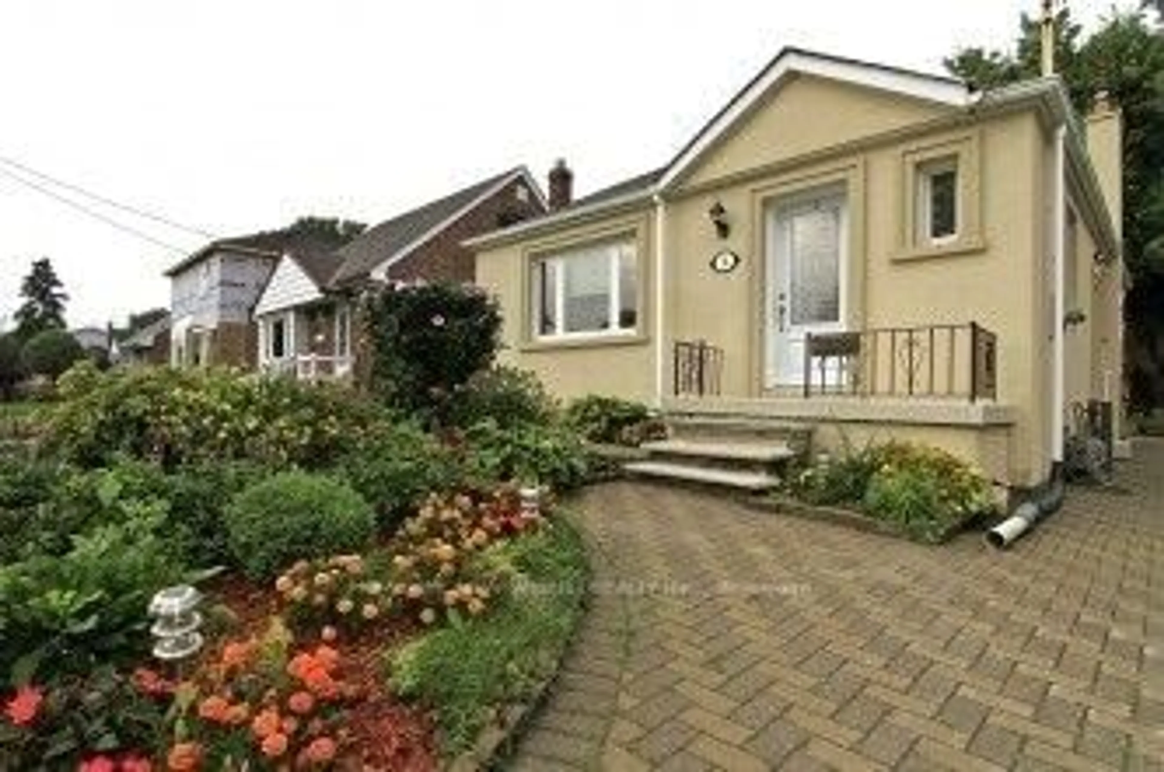 Home with vinyl exterior material, street for 38 Ainsdale Rd, Toronto Ontario M1R 3Y8