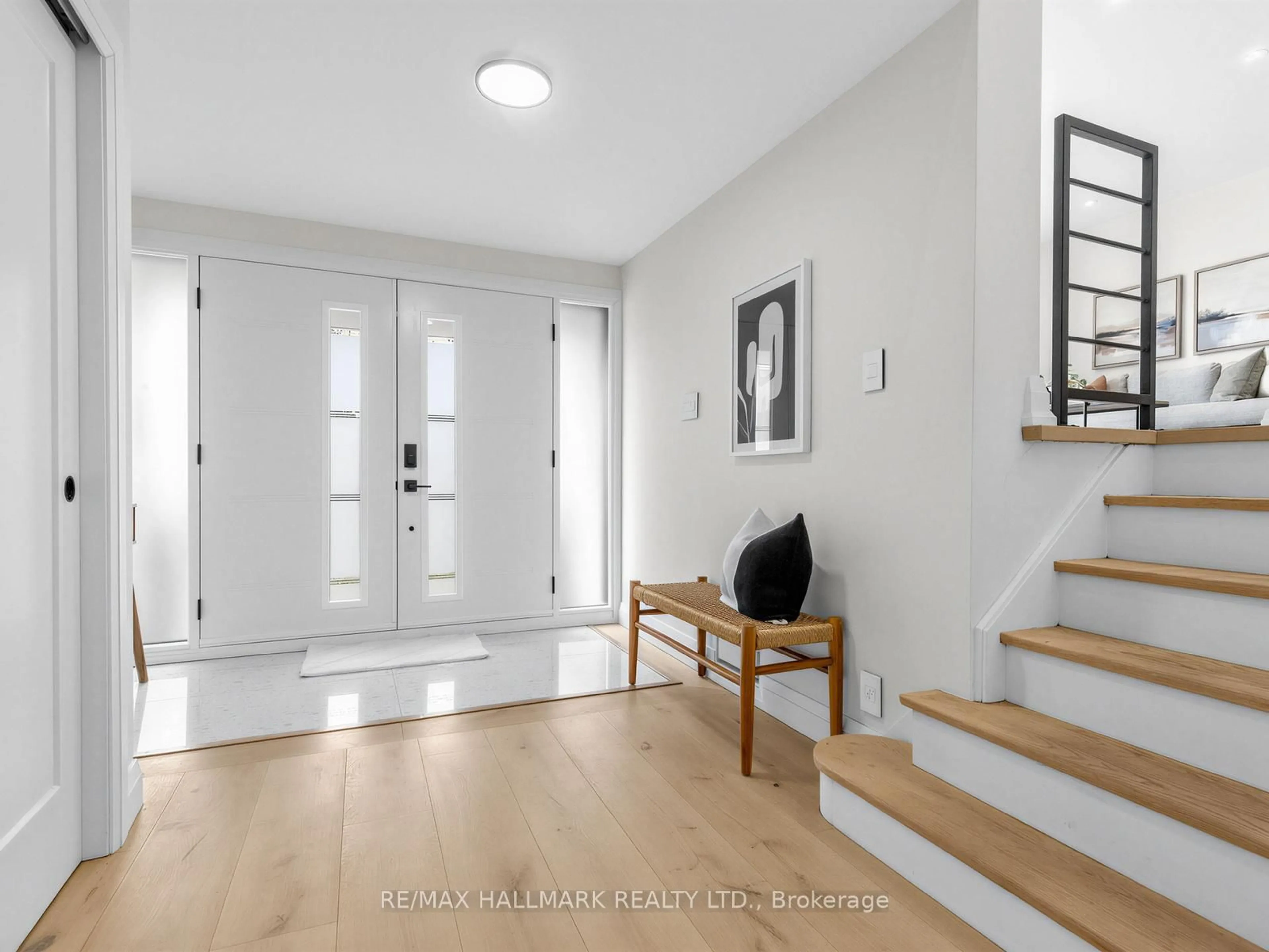 Indoor entryway for 28 Munford Cres, Toronto Ontario M4B 1C1