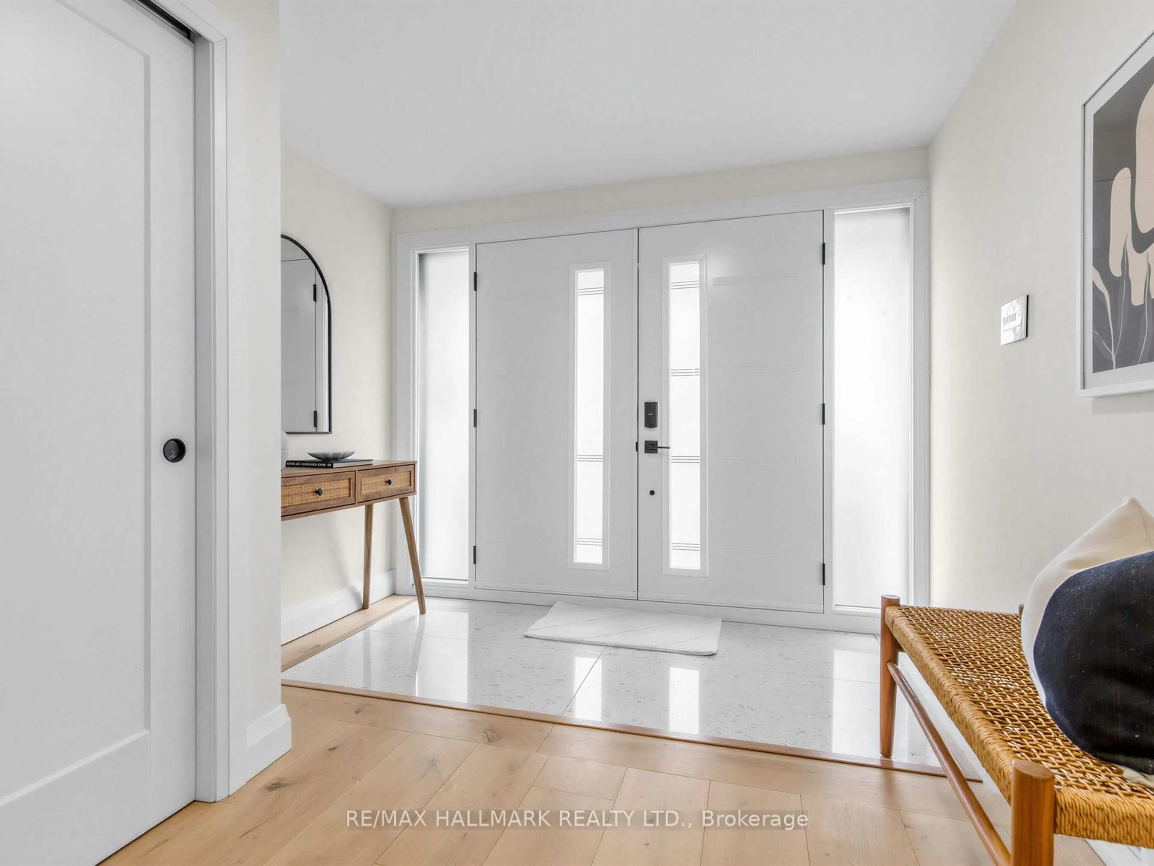 Indoor entryway for 28 Munford Cres, Toronto Ontario M4B 1C1