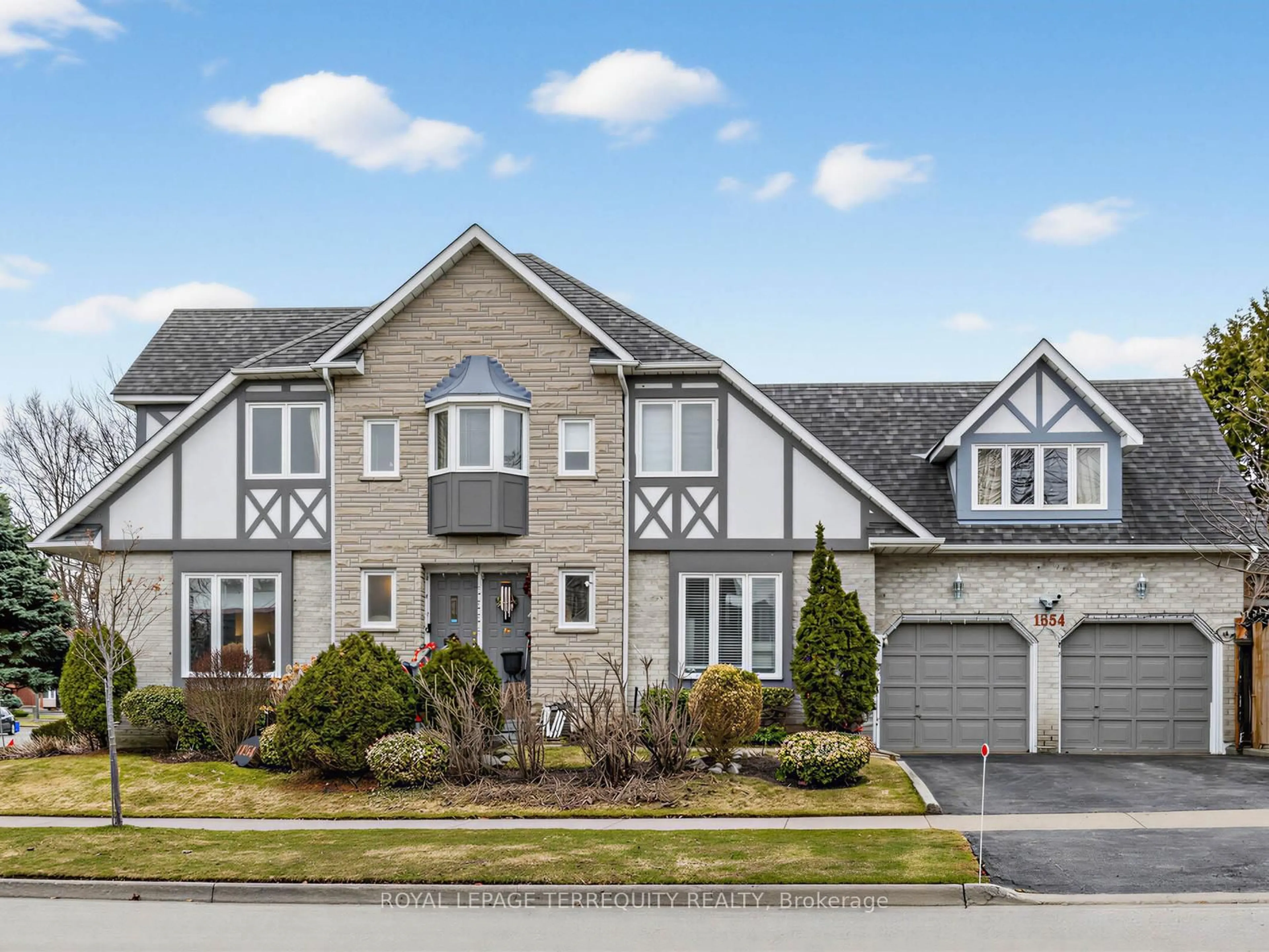 Home with vinyl exterior material, street for 1854 Brookshire Sq, Pickering Ontario L1V 5E9